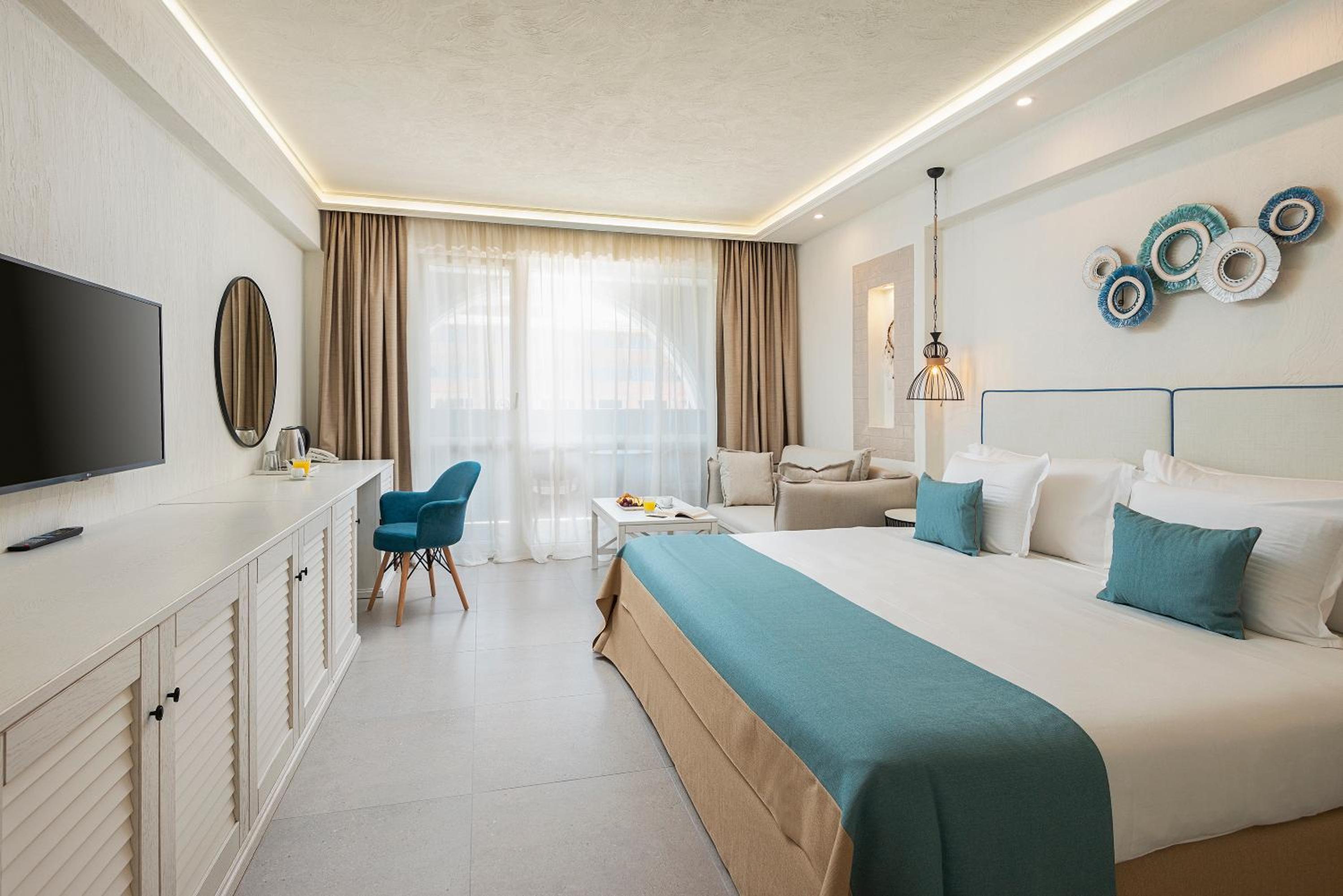 Deluxe Double Room with Balcony - Photo 1