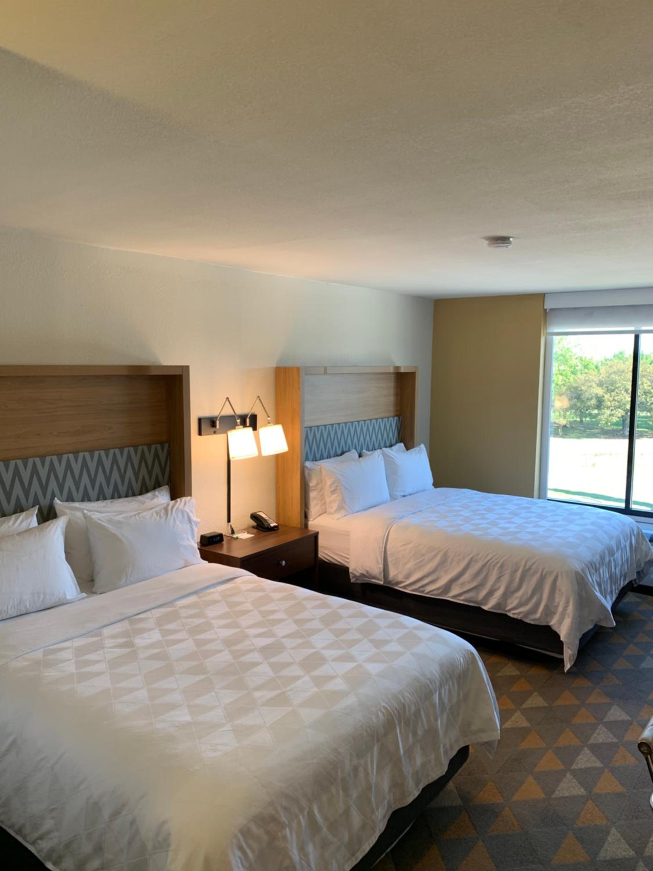 Standard Room with Two Queen Beds - Photo 3