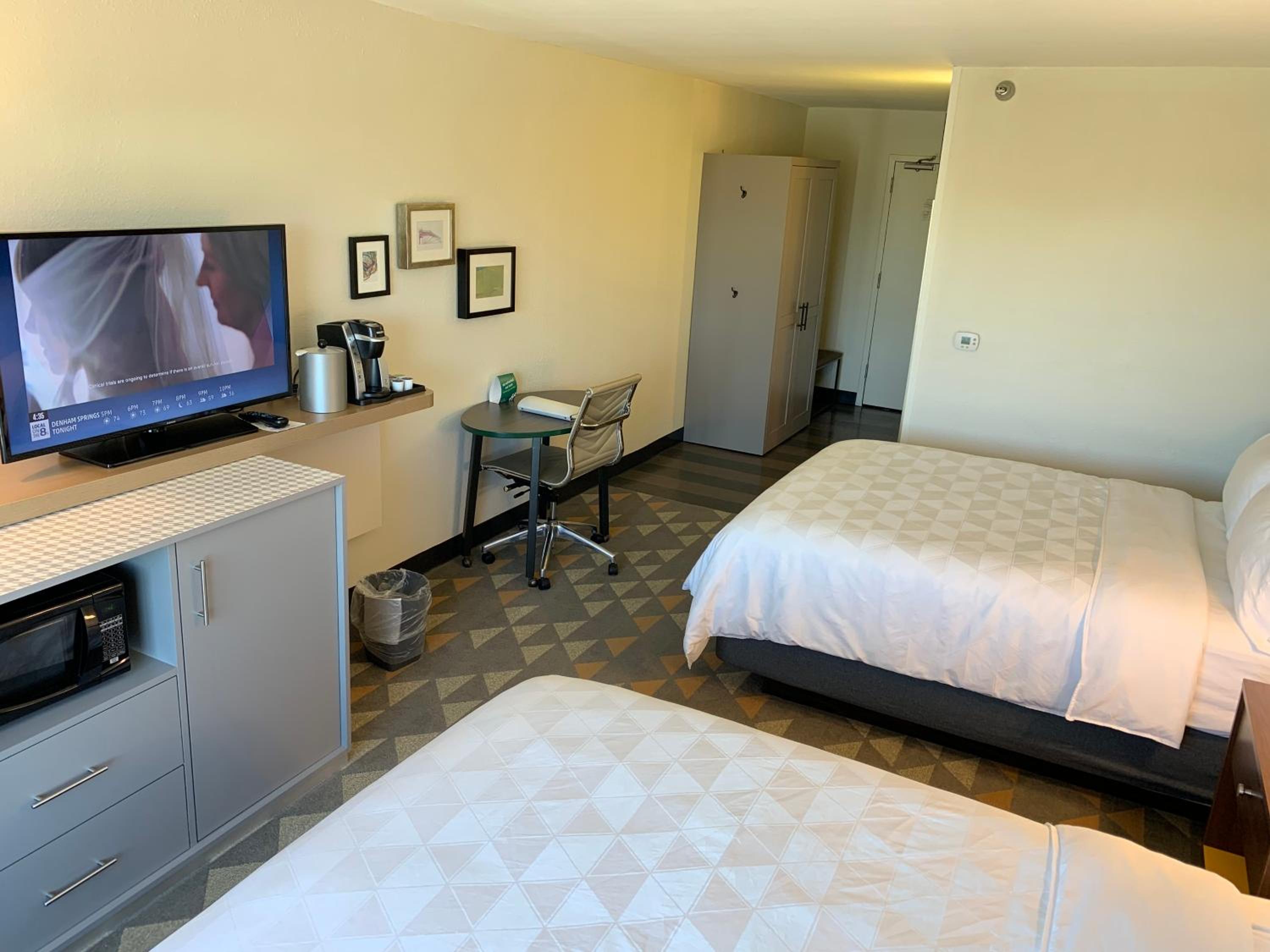 Standard Room with Two Queen Beds - Photo 4