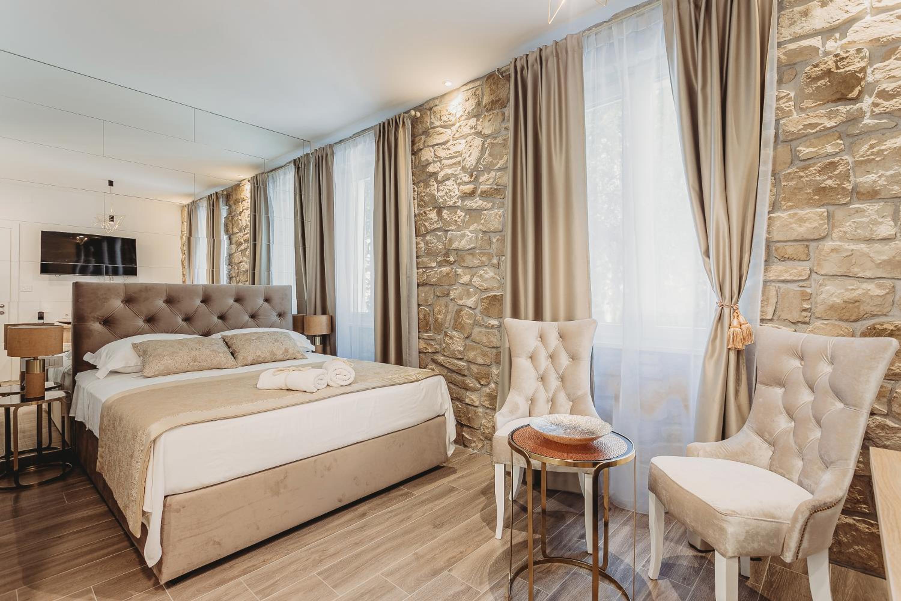 Deluxe King Room photo 1