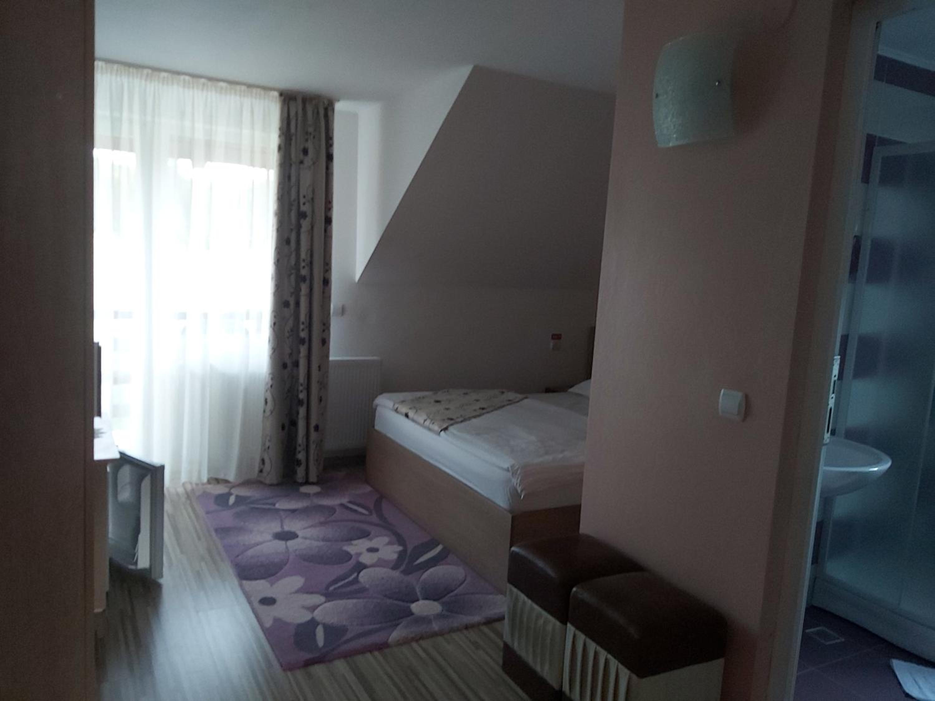 Queen Room with Balcony photo 2