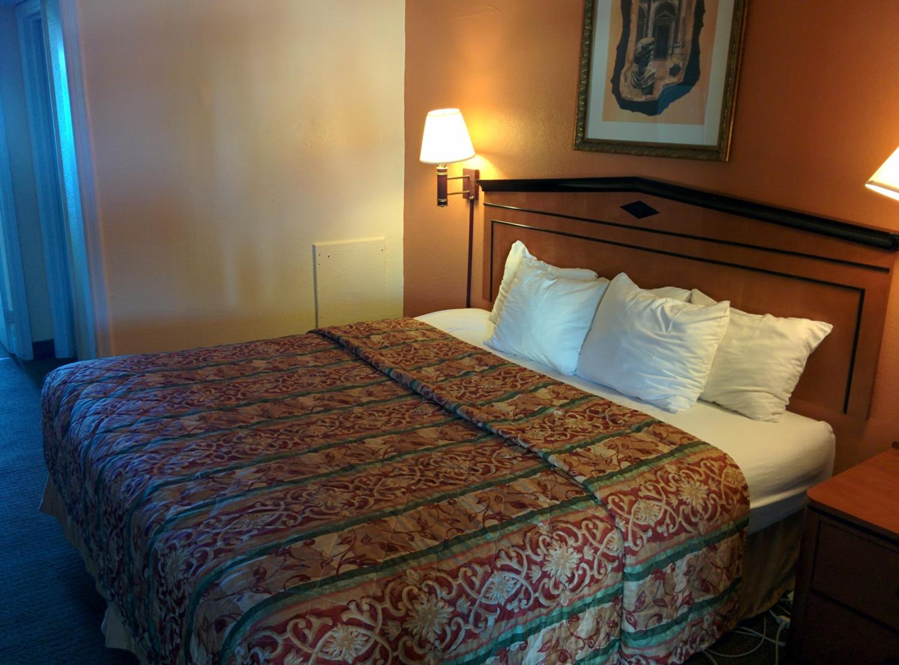 Efficiency Queen Room with Oceanfront - Non-Smoking - Photo 2