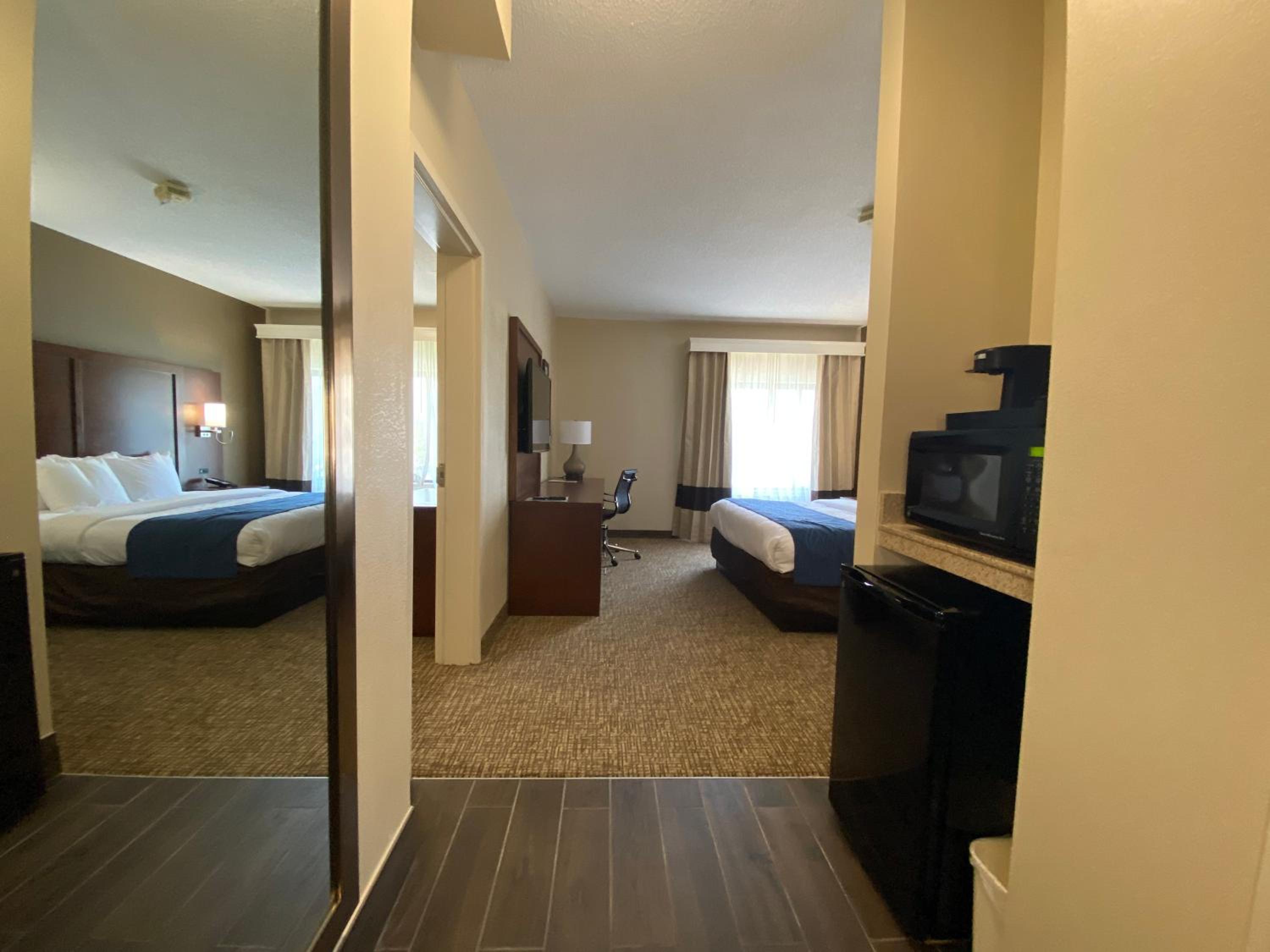 King Suite - Accessible/Non-Smoking - Photo 4
