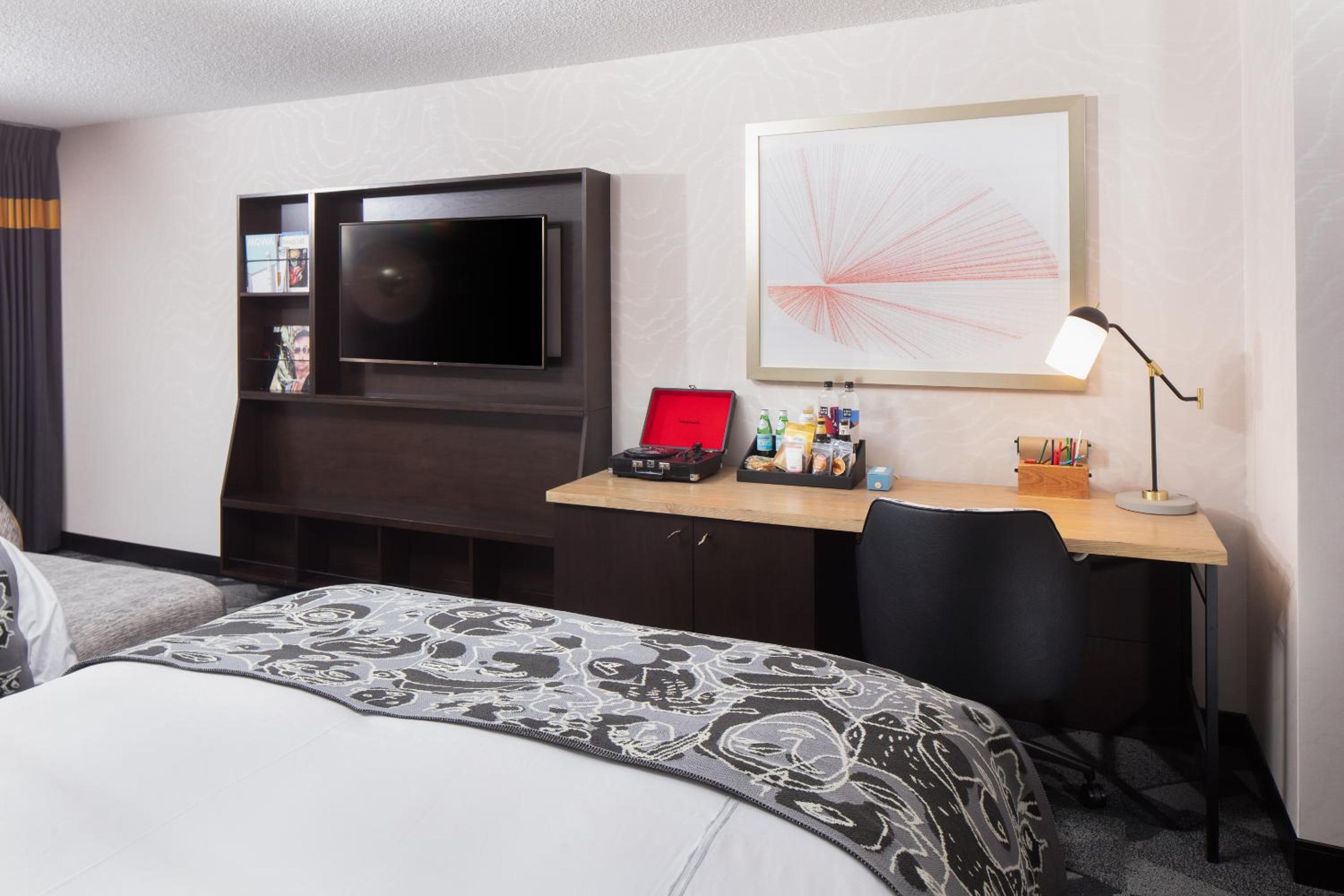 Deluxe Queen Room - Photo 9