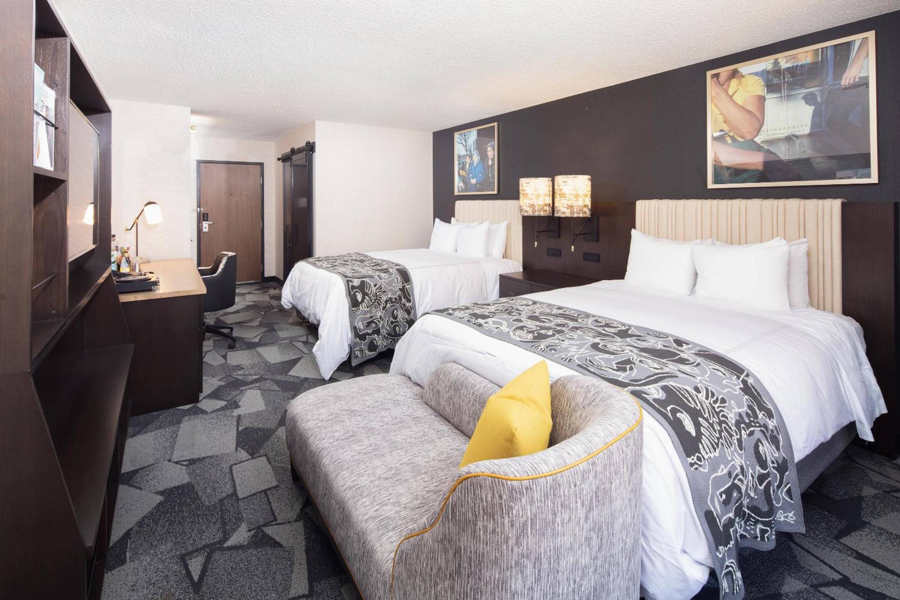 Deluxe Queen Room - Photo 10