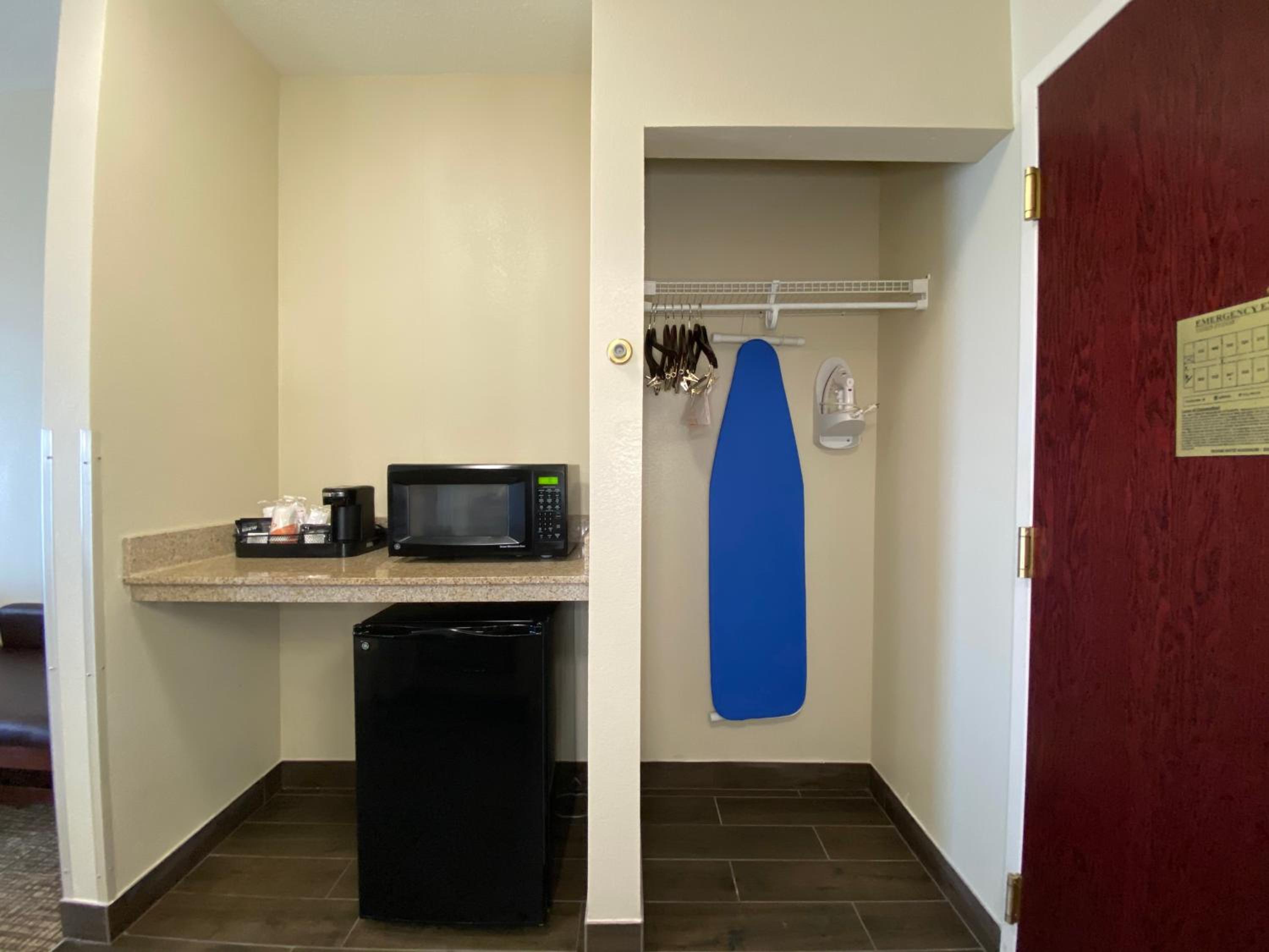 King Room - Non-Smoking - Photo 2