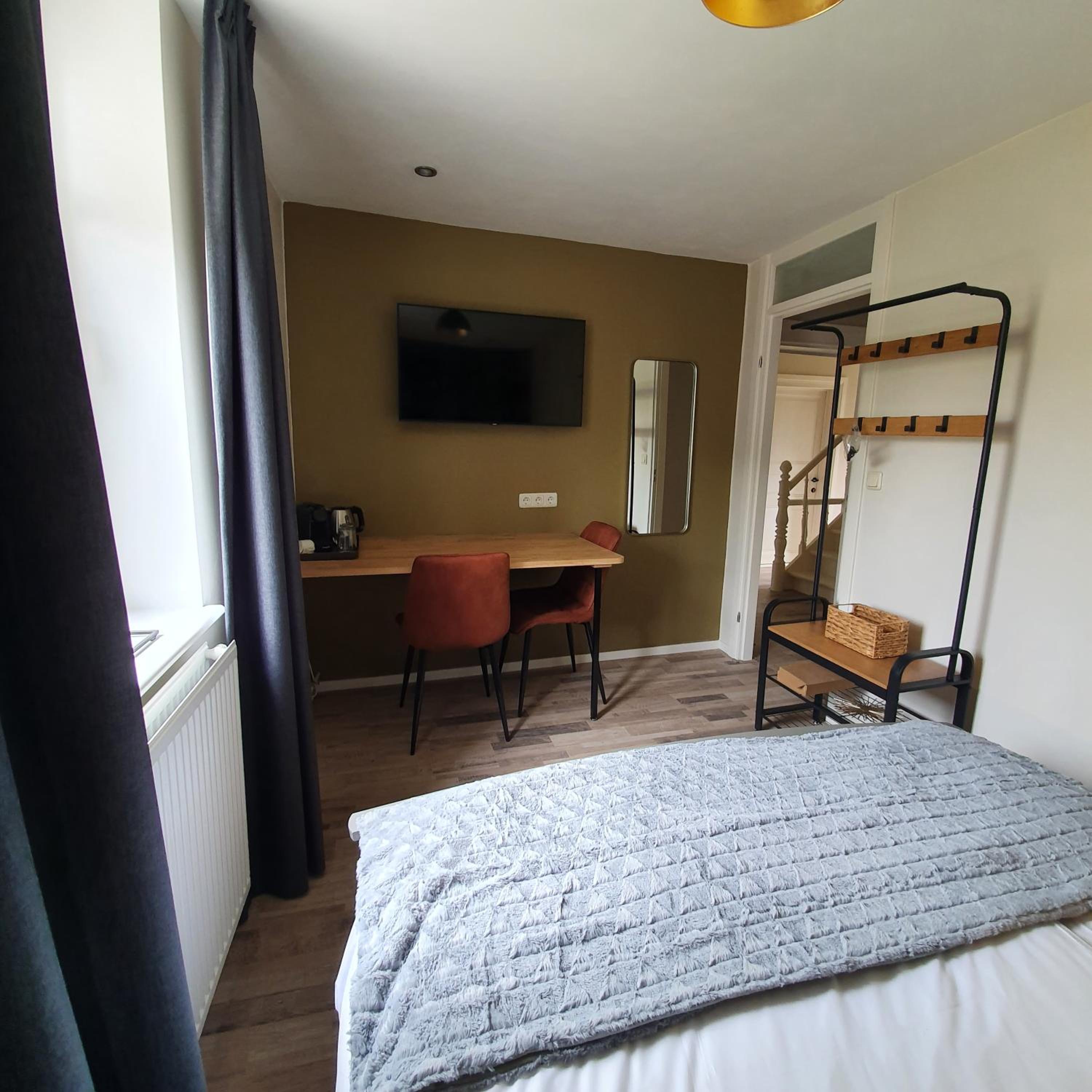 Double Room with Private Bathroom - Photo 10