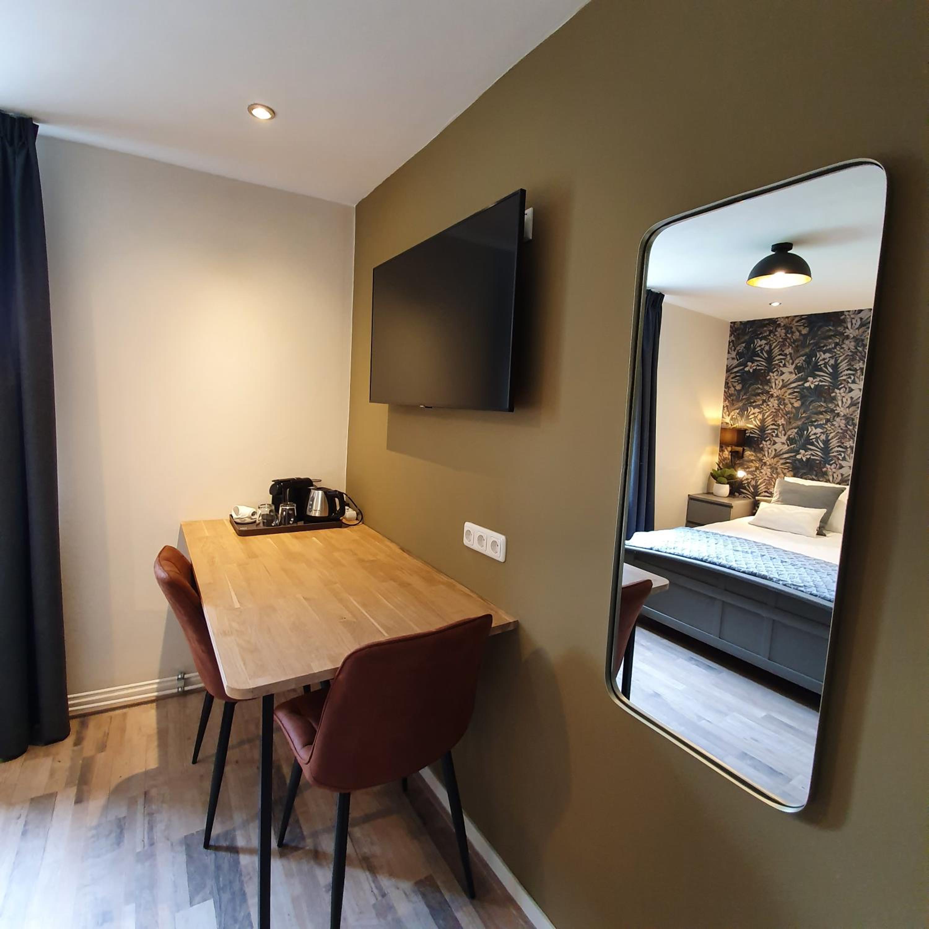 Double Room with Private Bathroom - Photo 12