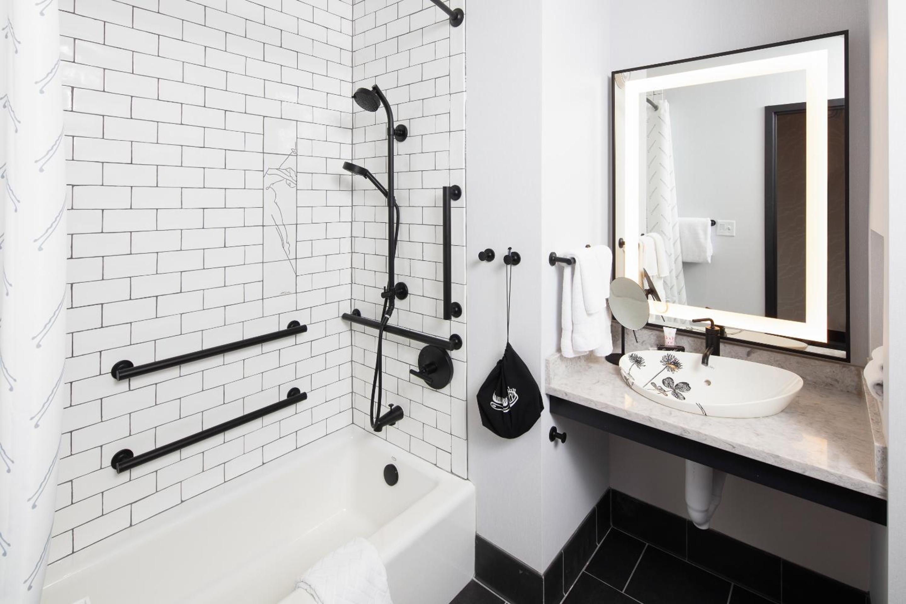Deluxe King Accessible Bathtub - Photo 6