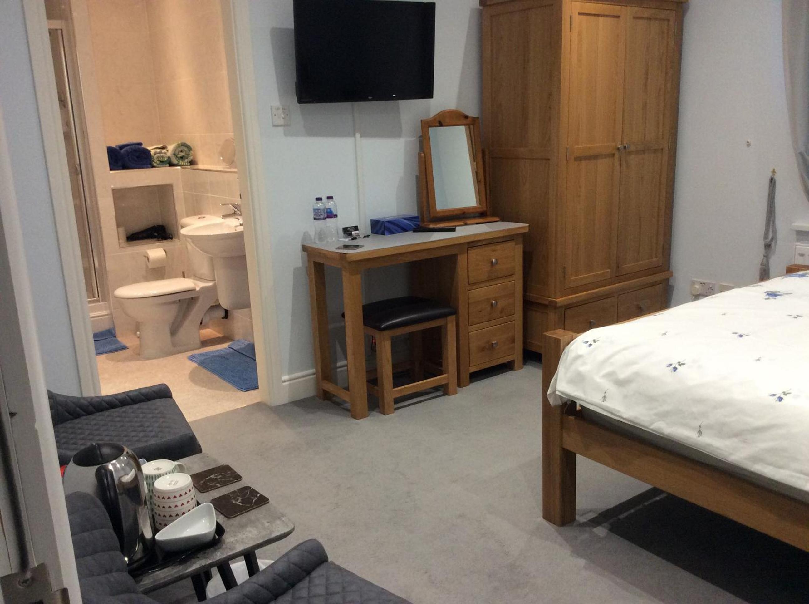 Double Room with Private Bathroom - Photo 17