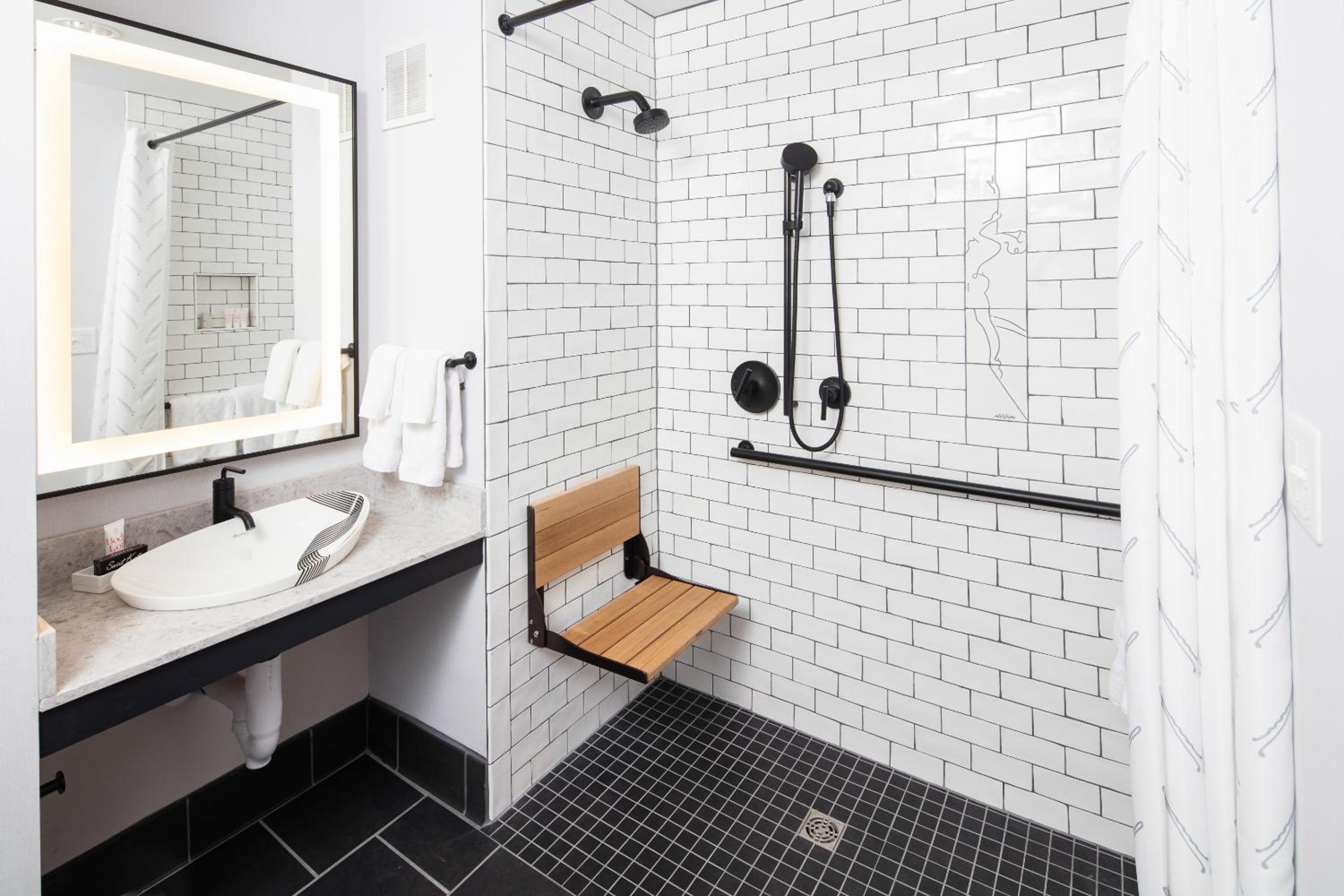 Deluxe Two Queen Roll-In Shower  - Photo 6