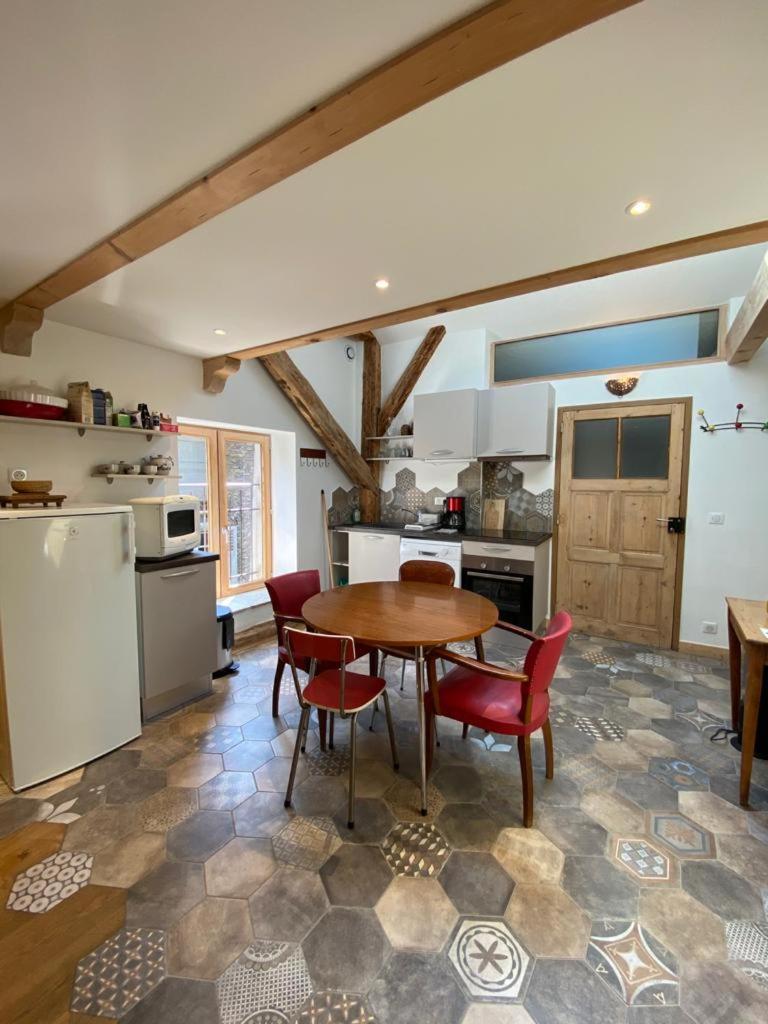 Apartment with Mountain View - Photo 2