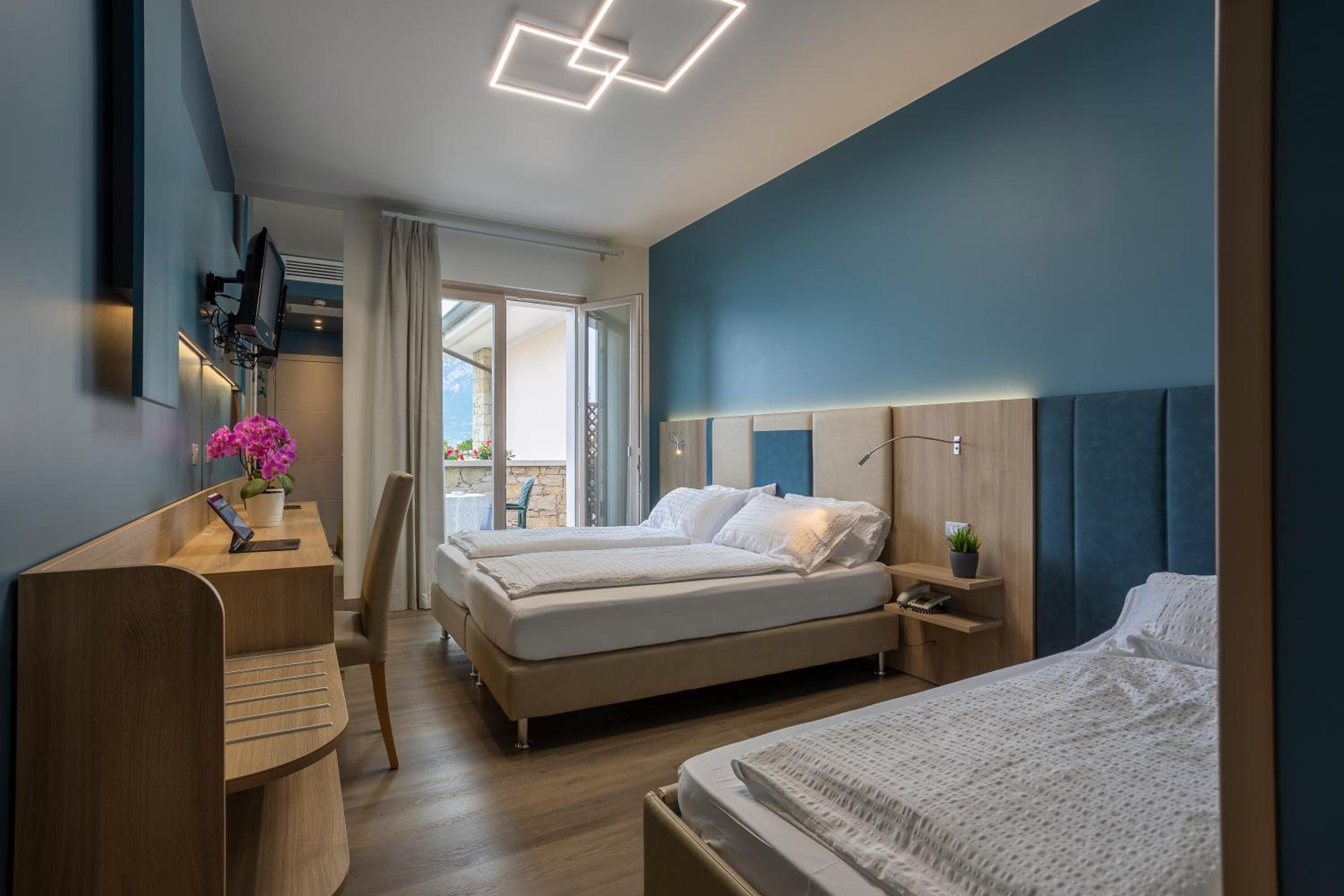 Superior Triple Room with Balcony and Lake View photo 1