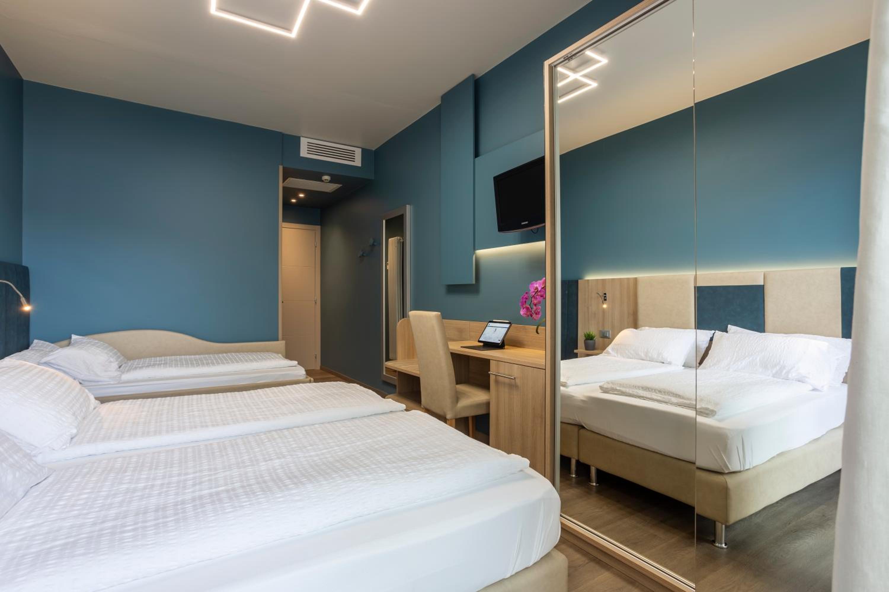 Superior Triple Room with Balcony and Lake View photo 3