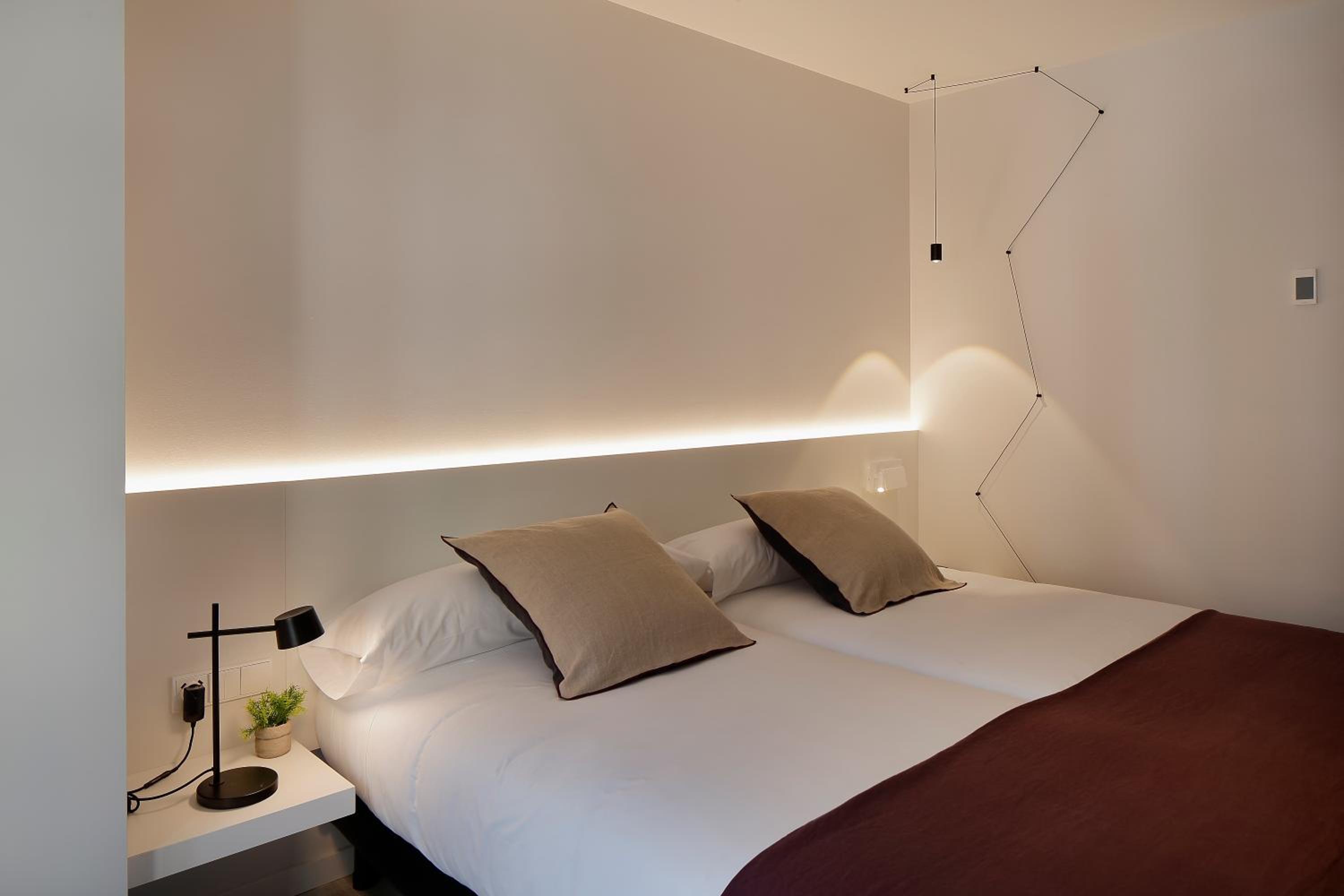 Standard Double or Twin Room - Photo 18