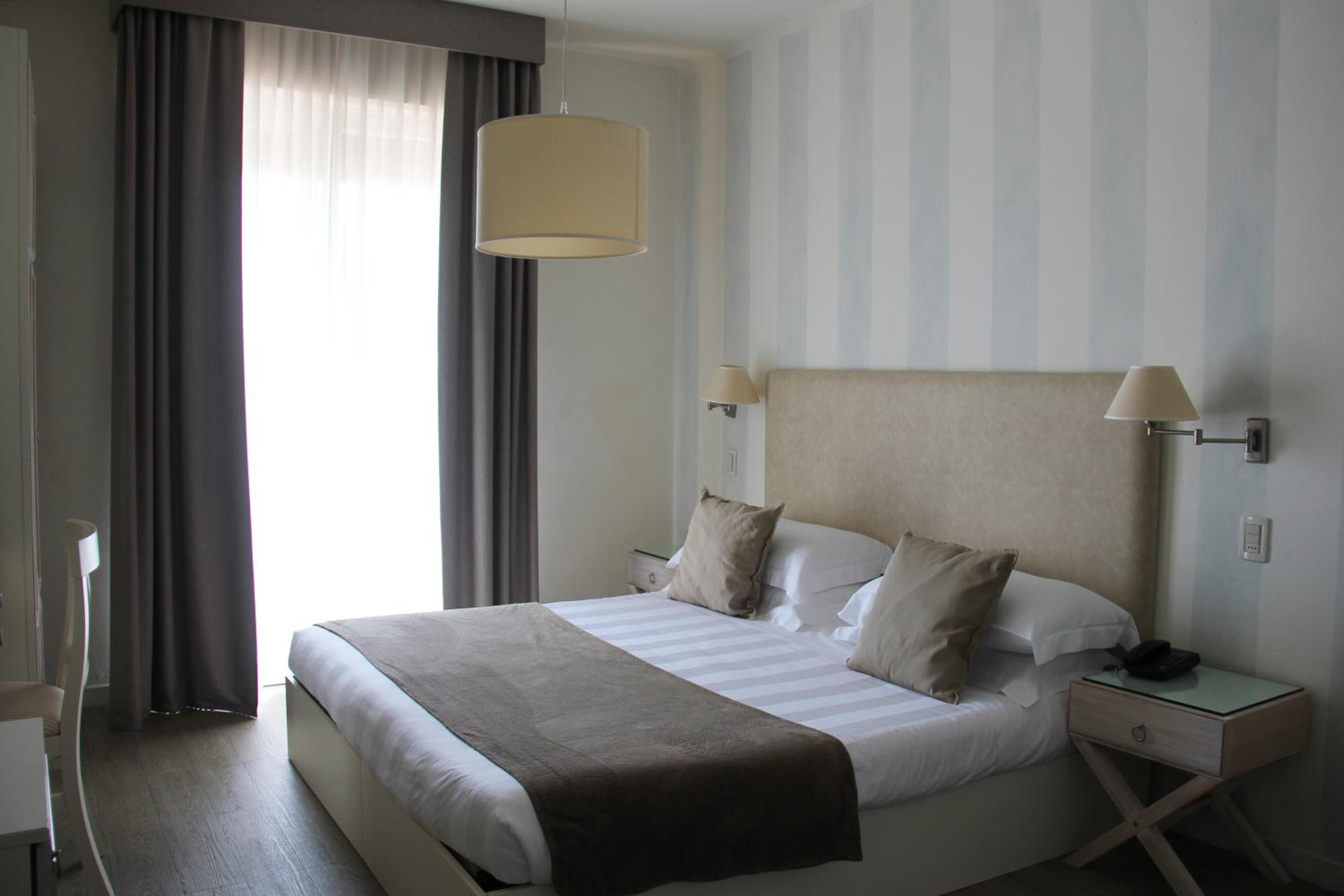 Double Room with Balcony - Photo 8