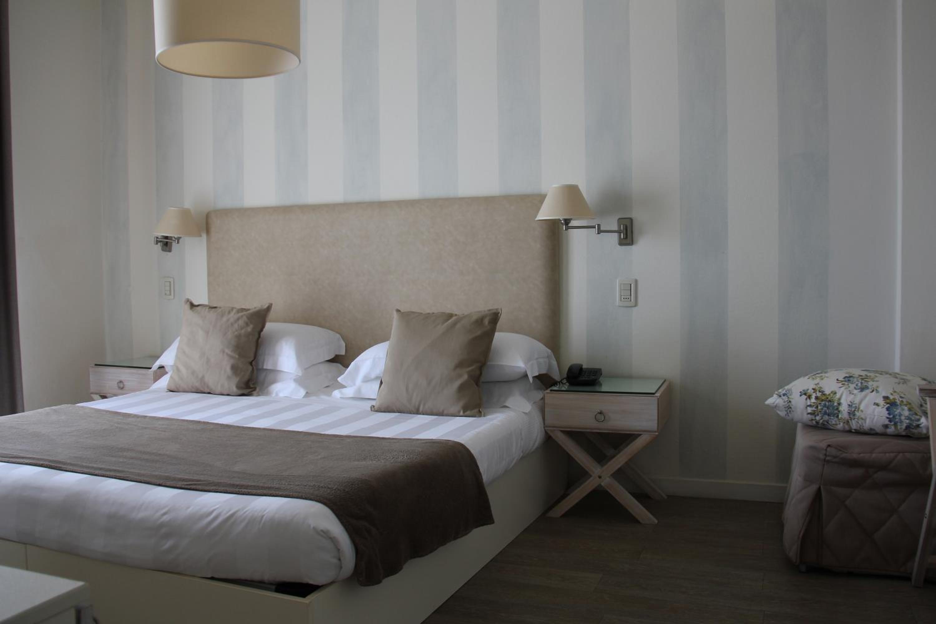 Double Room with Balcony - Photo 9