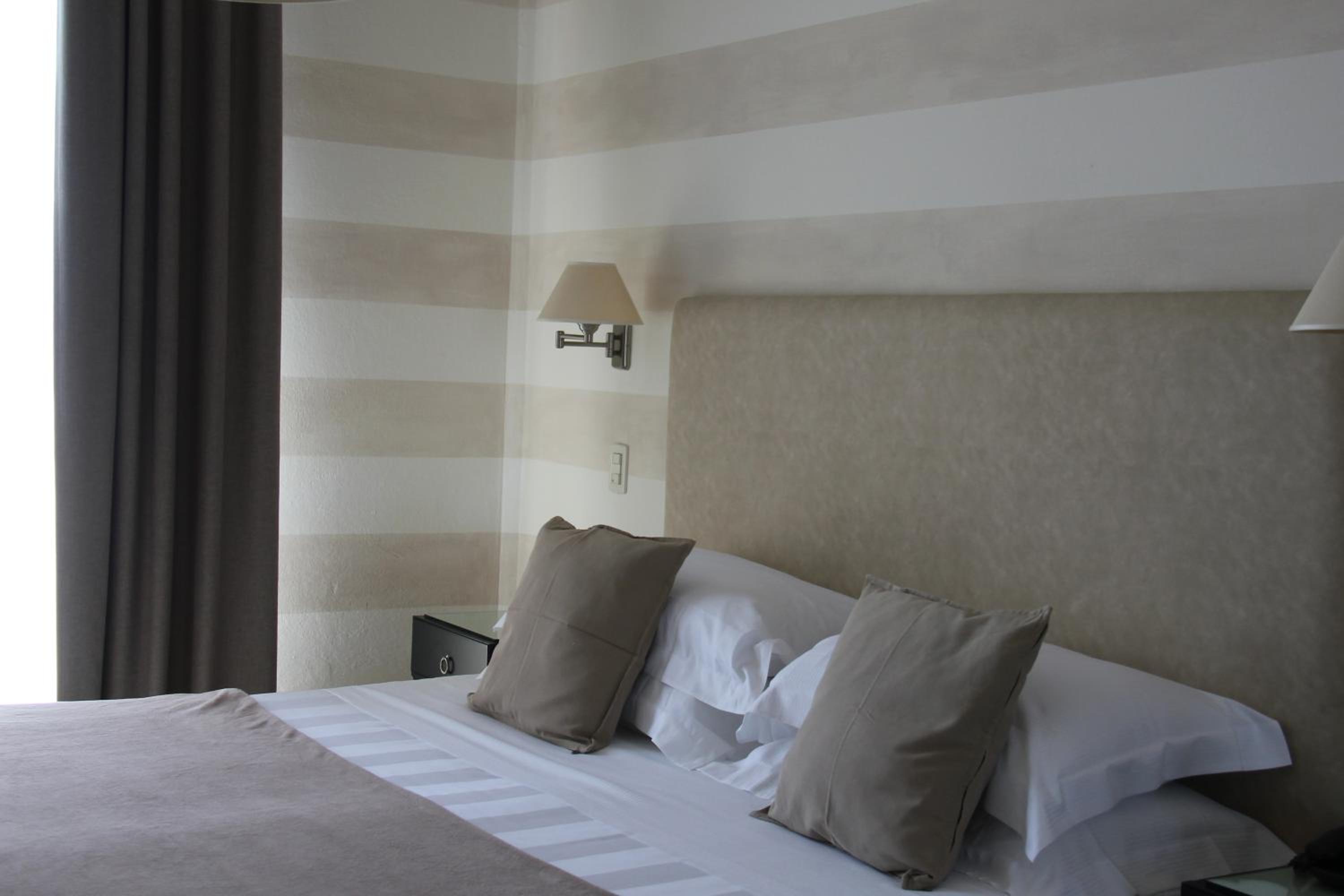 Double Room with Balcony - Photo 3