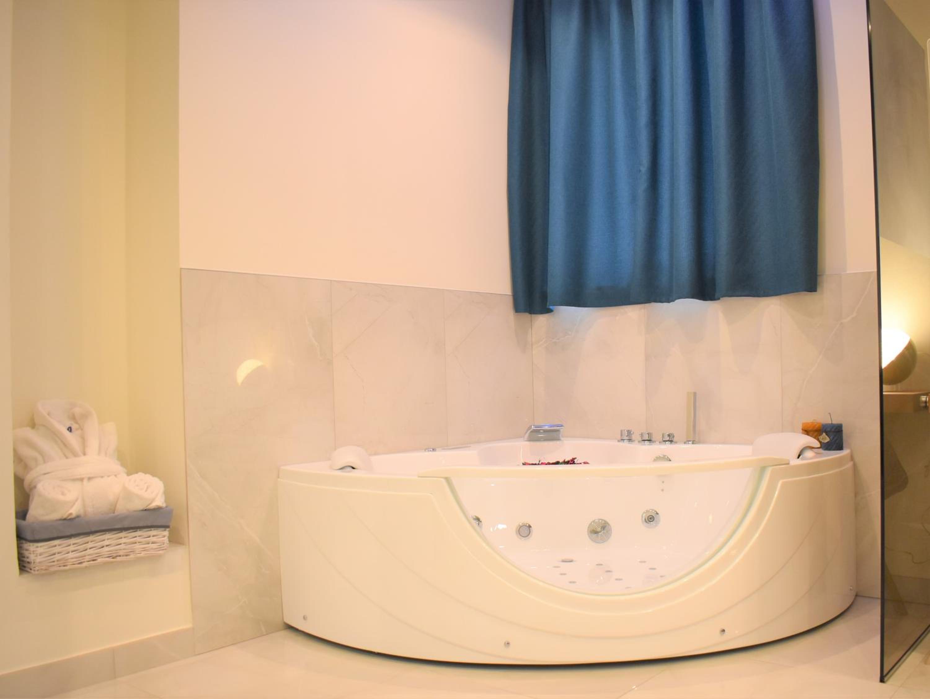 Double Room with Spa Bath - Photo 4