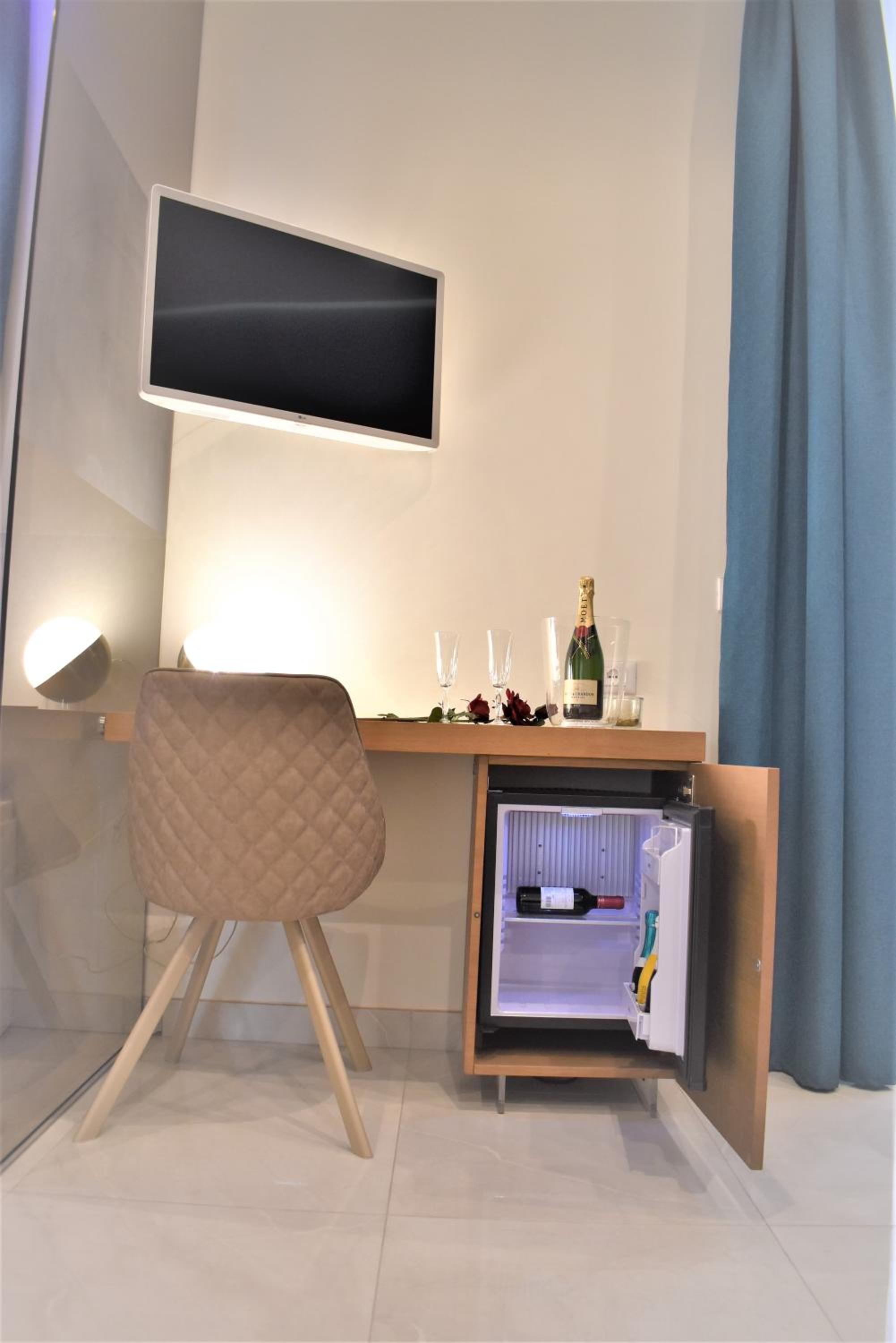 Double Room with Spa Bath - Photo 1
