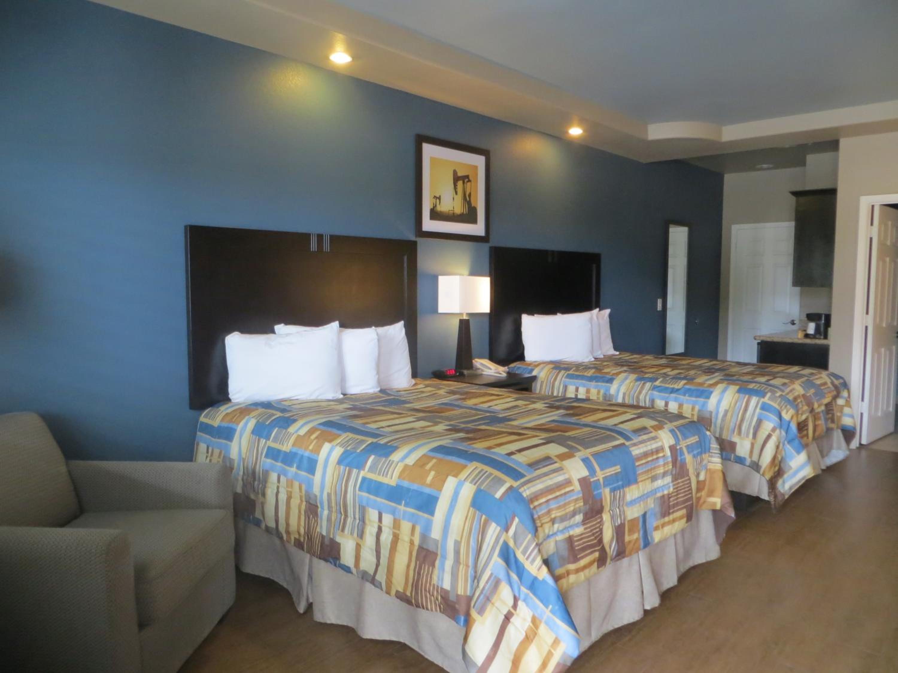 Queen Room with Two Queen Beds photo 3