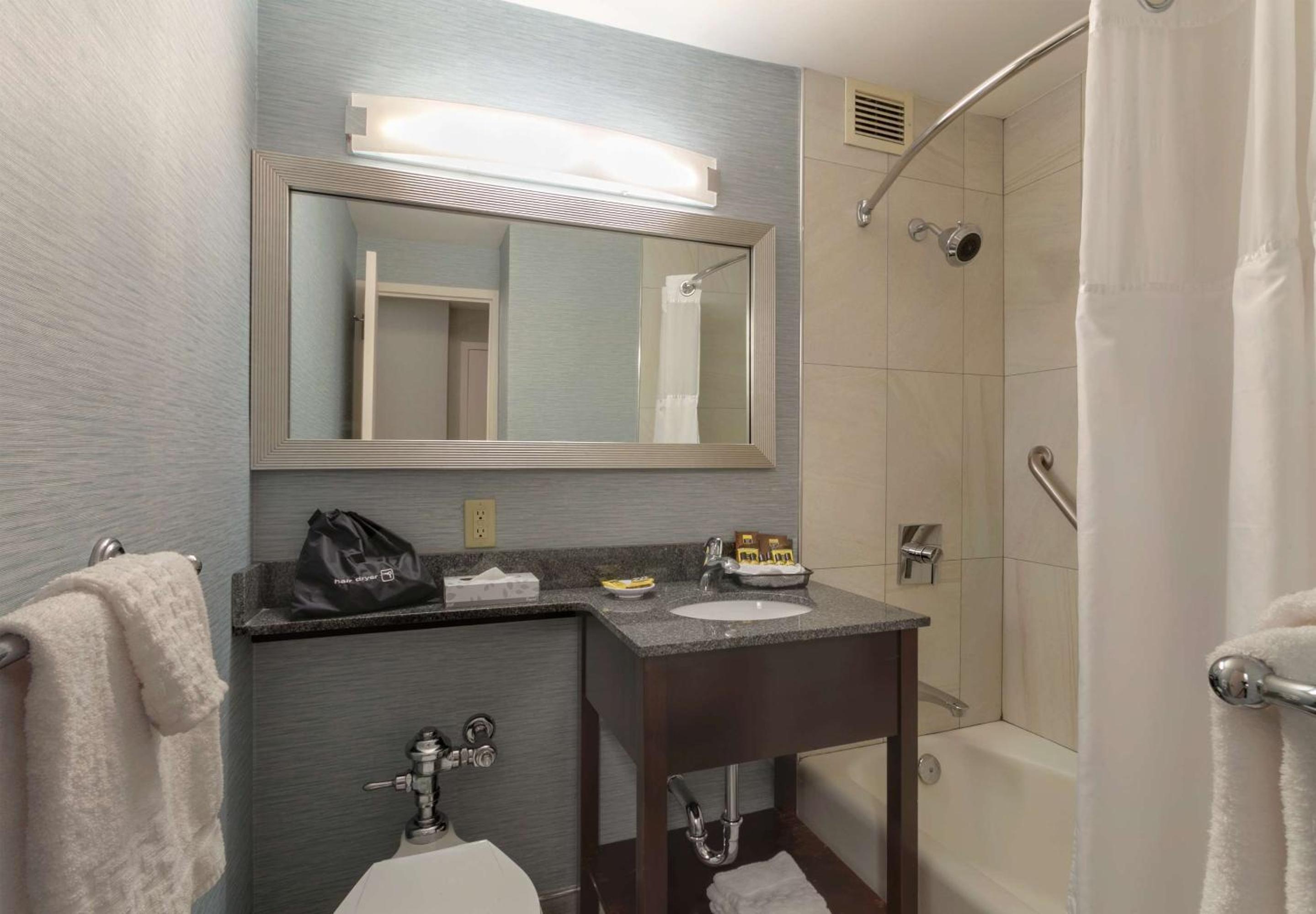 Double Room with Two Double Beds - Non-Smoking - Photo 6