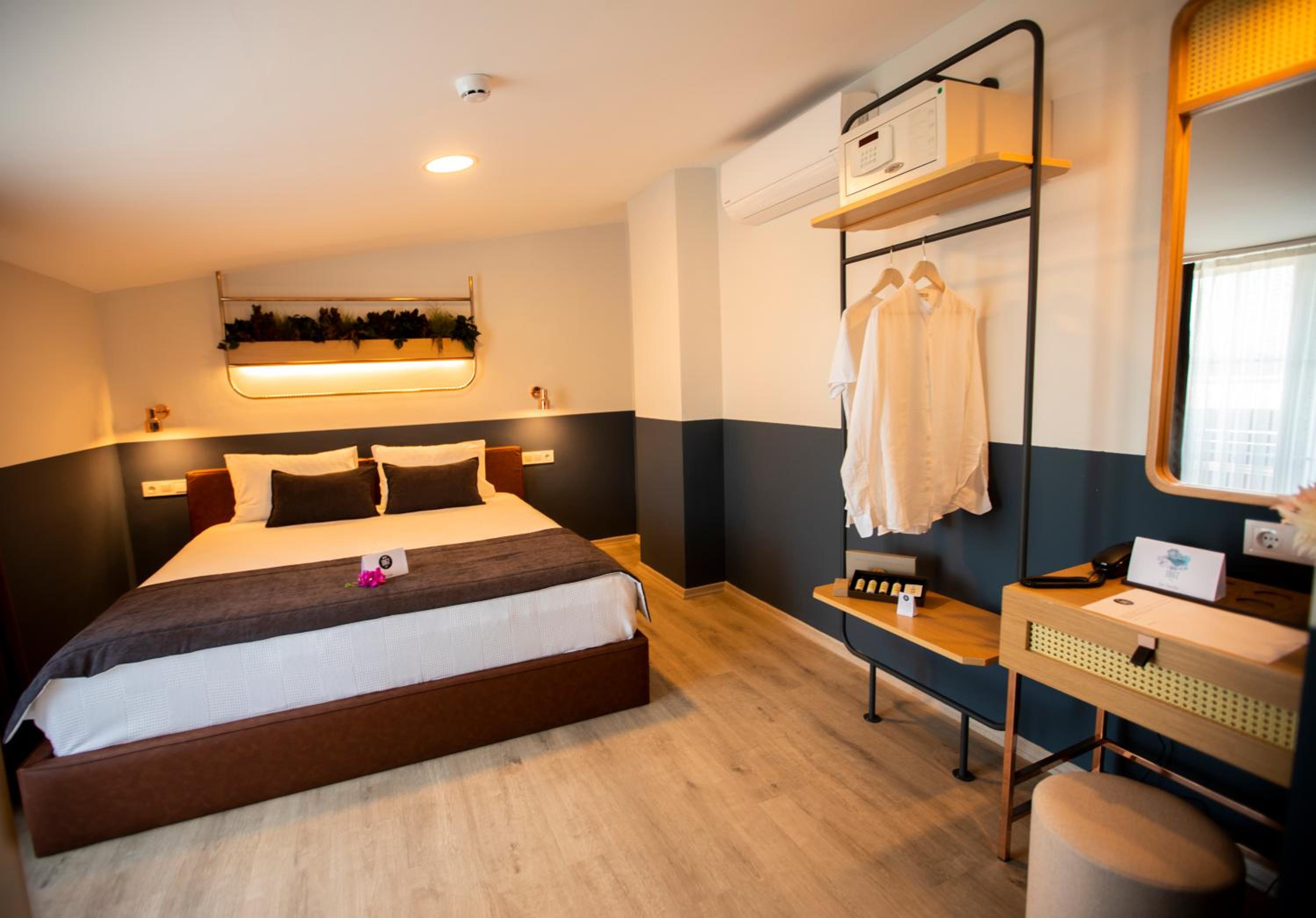 Deluxe Double Room - Photo 14