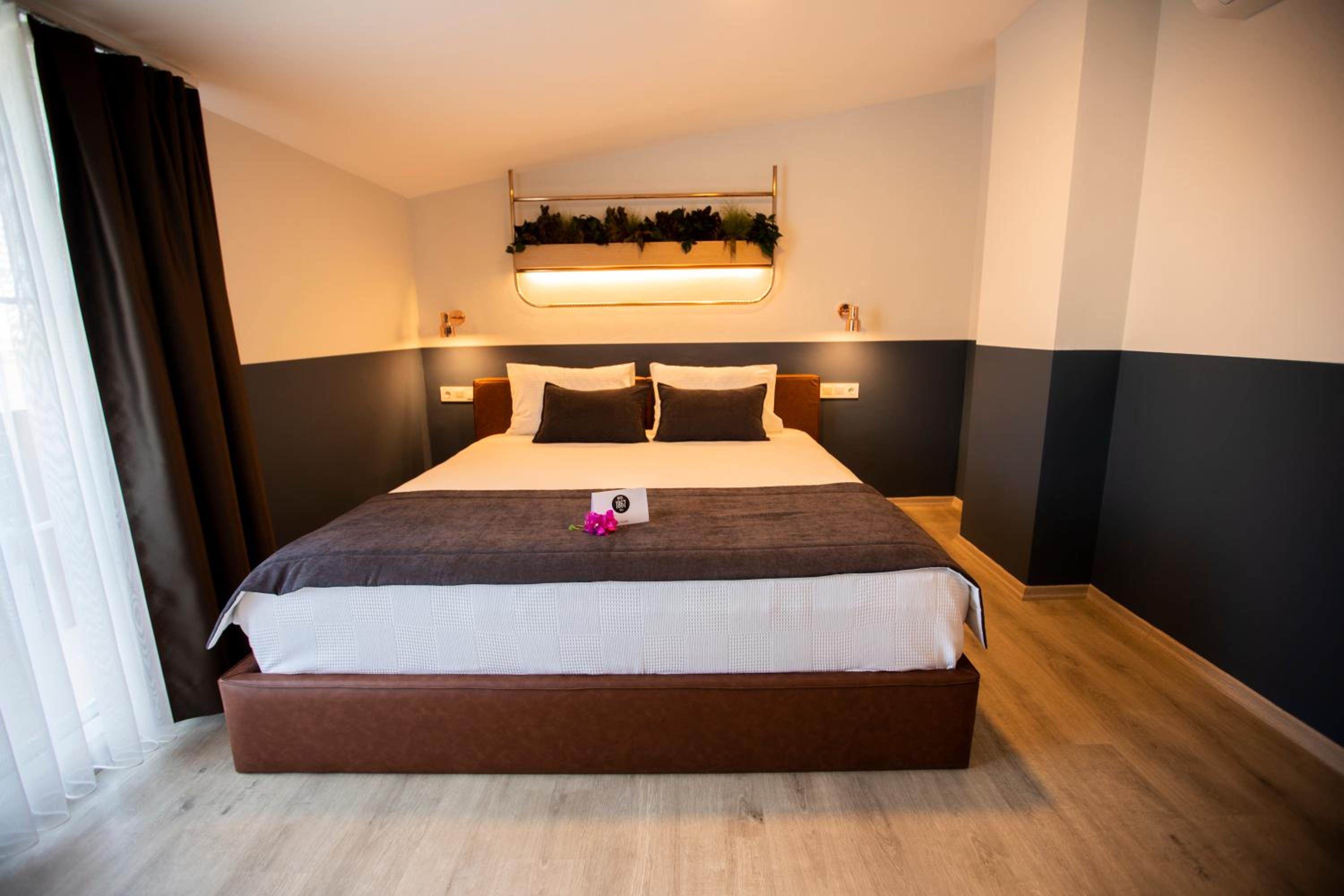 Deluxe Double Room - Photo 13