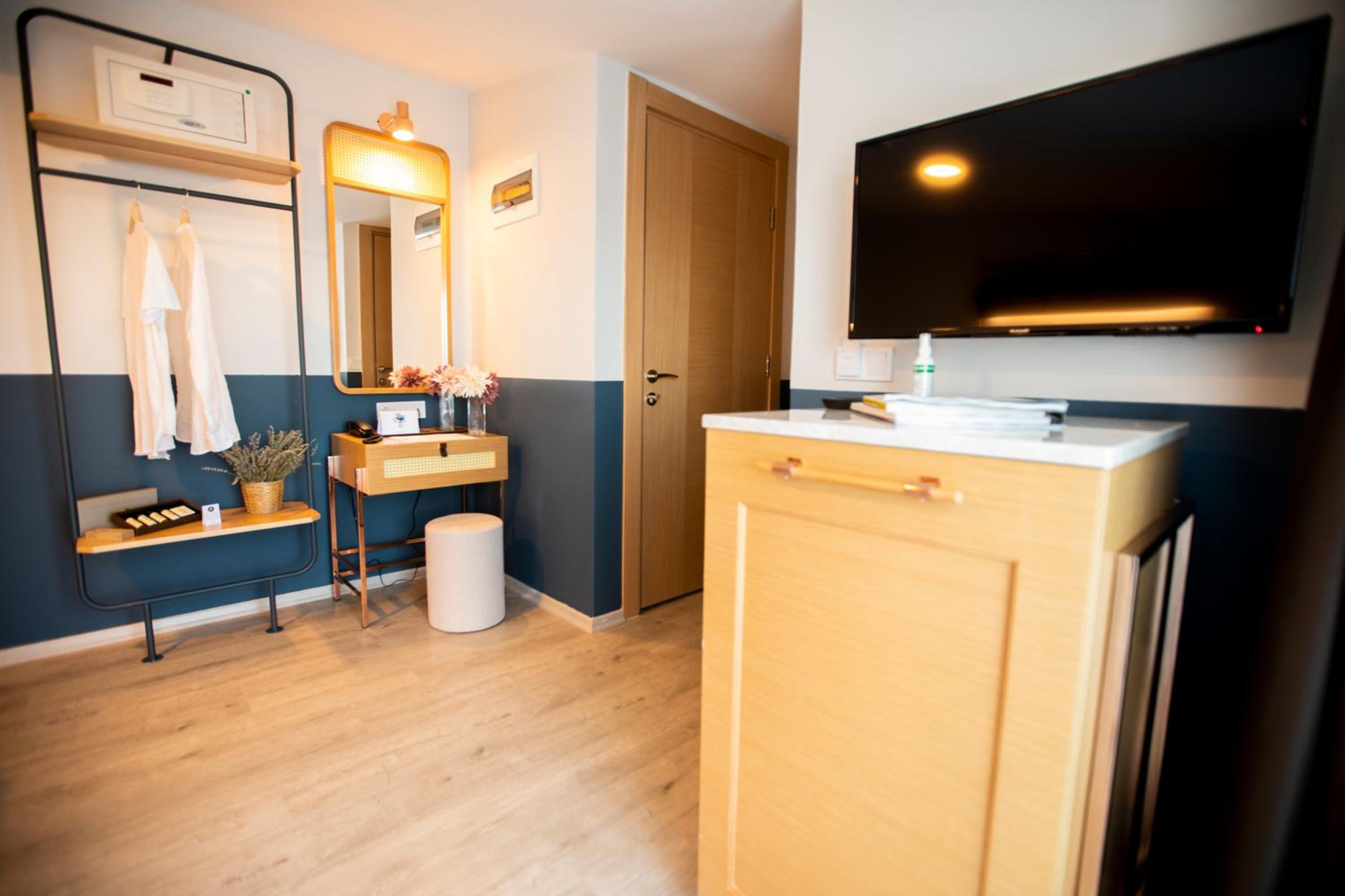 Deluxe Double Room - Photo 12
