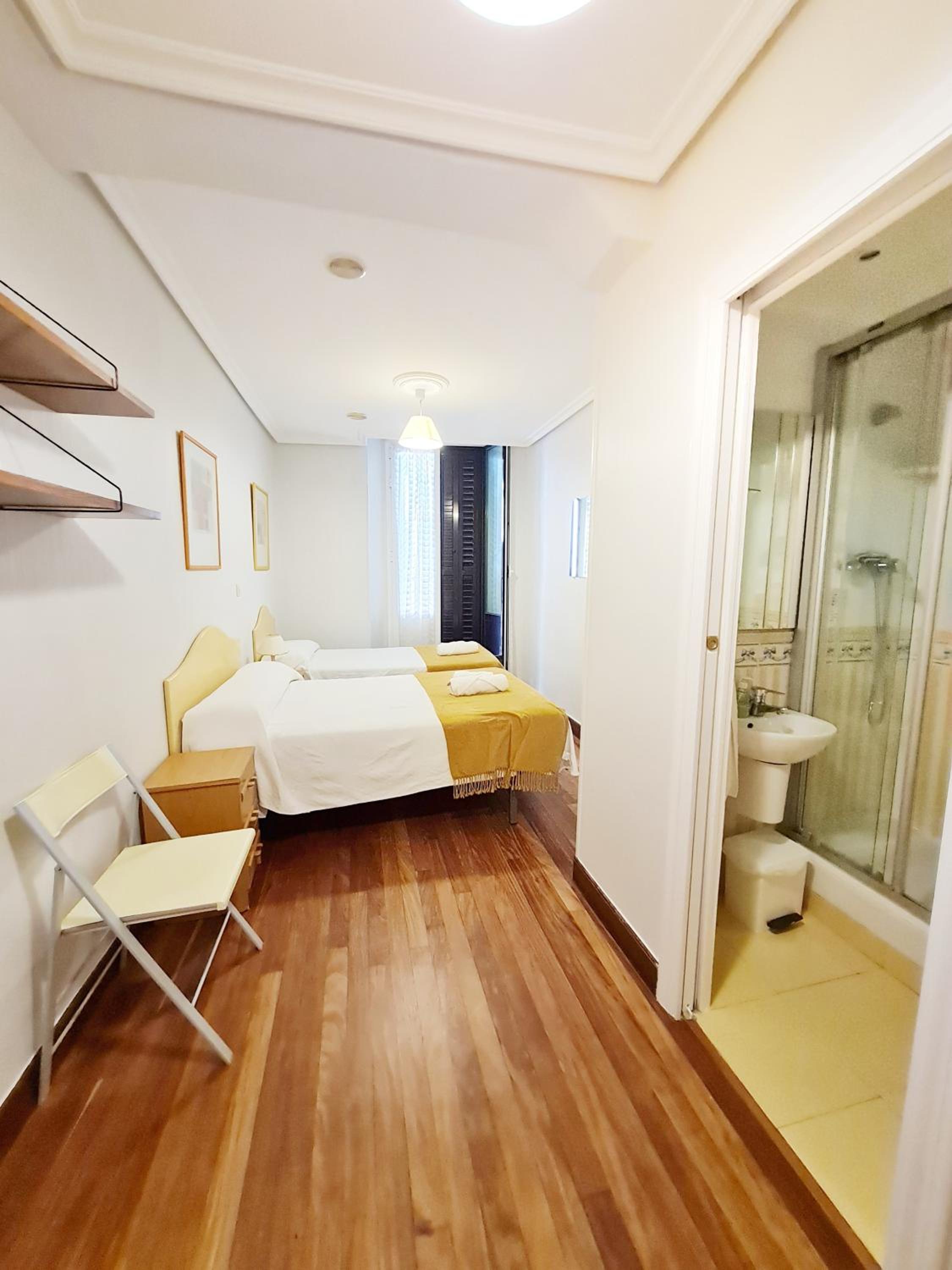 Habitación Estándar con Dos Camas y Baño Compartido