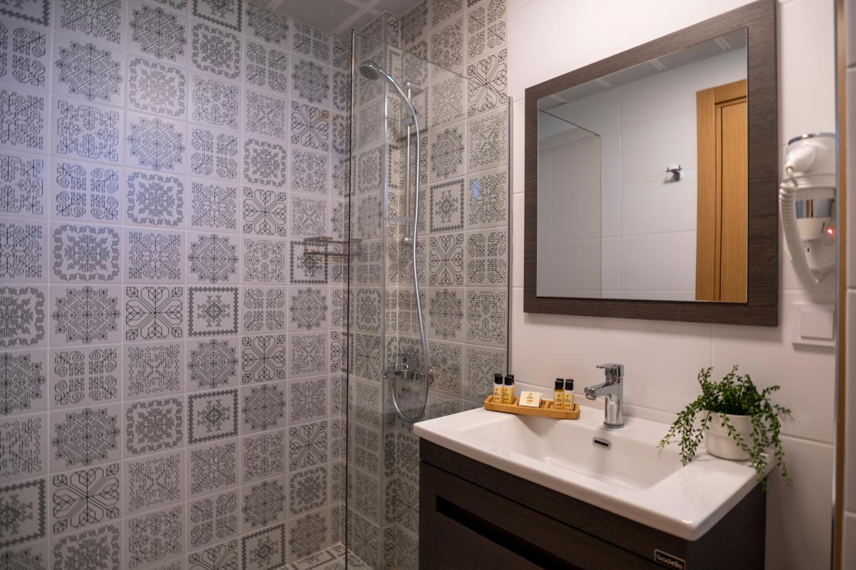 Deluxe Double Room with Balcony - Photo 5