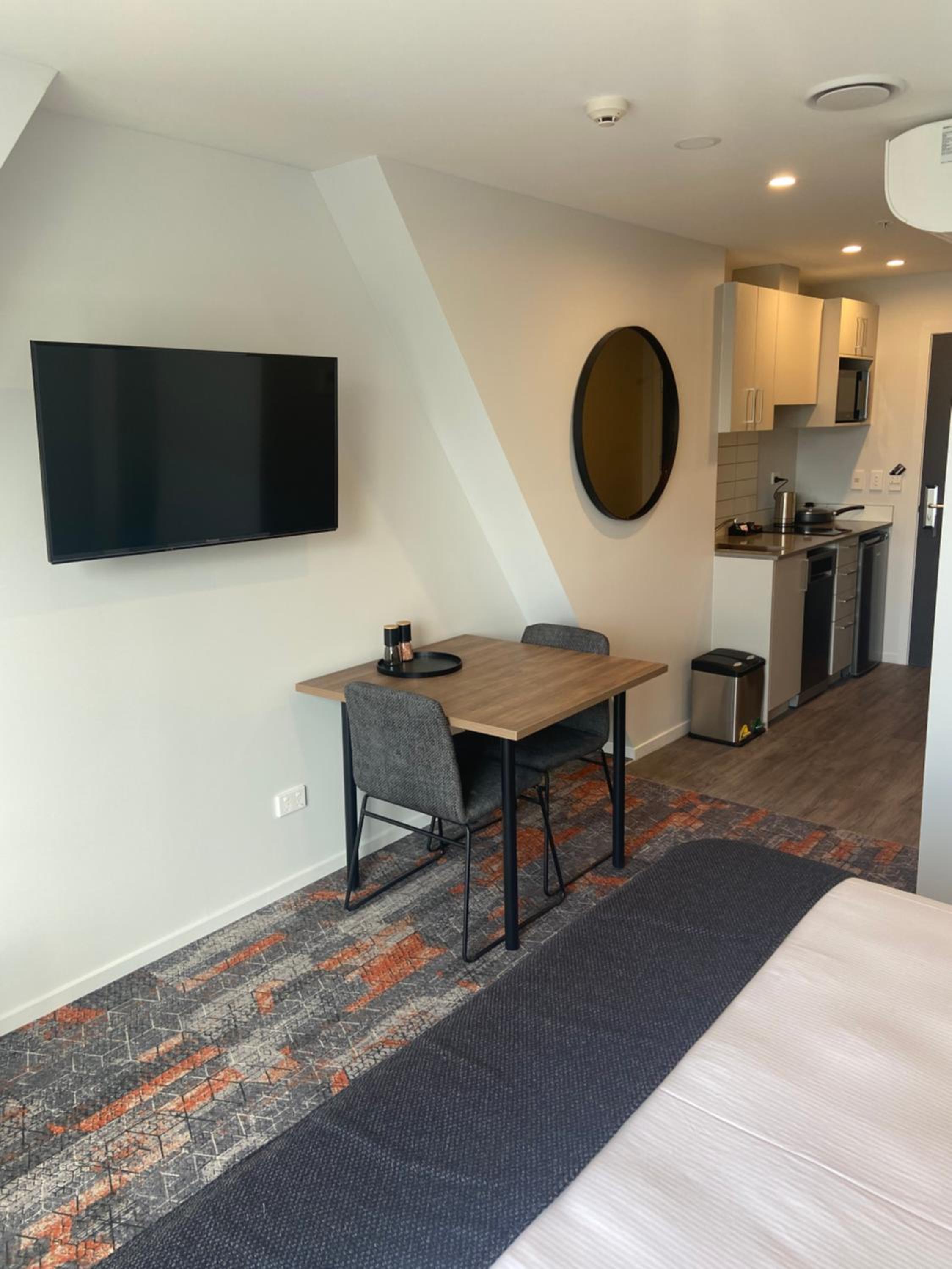 King and Single Accessible Studio Apartment with Kitchenette - Non-Motorway Facing thumbnail 6