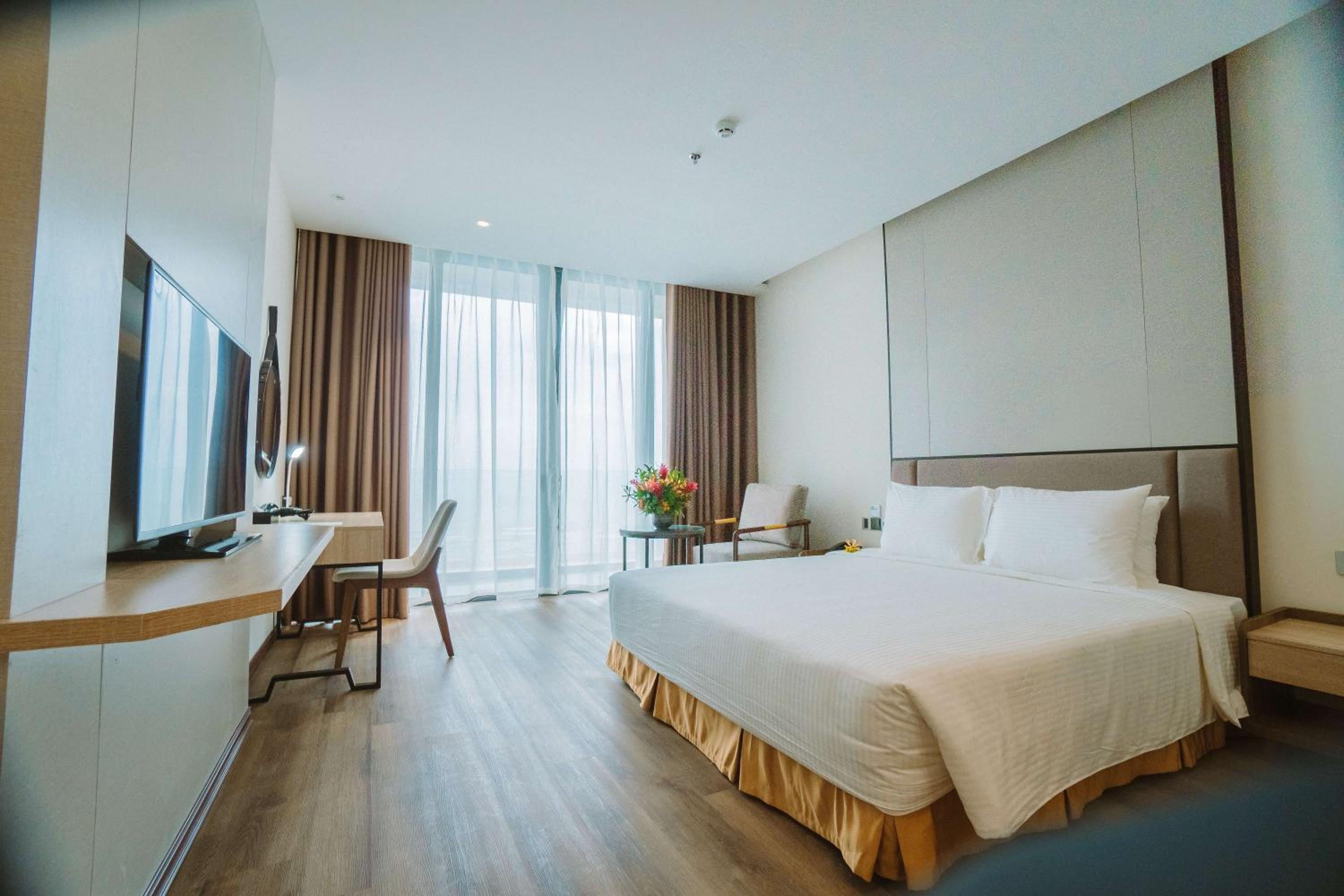 Deluxe King Room - Photo 4