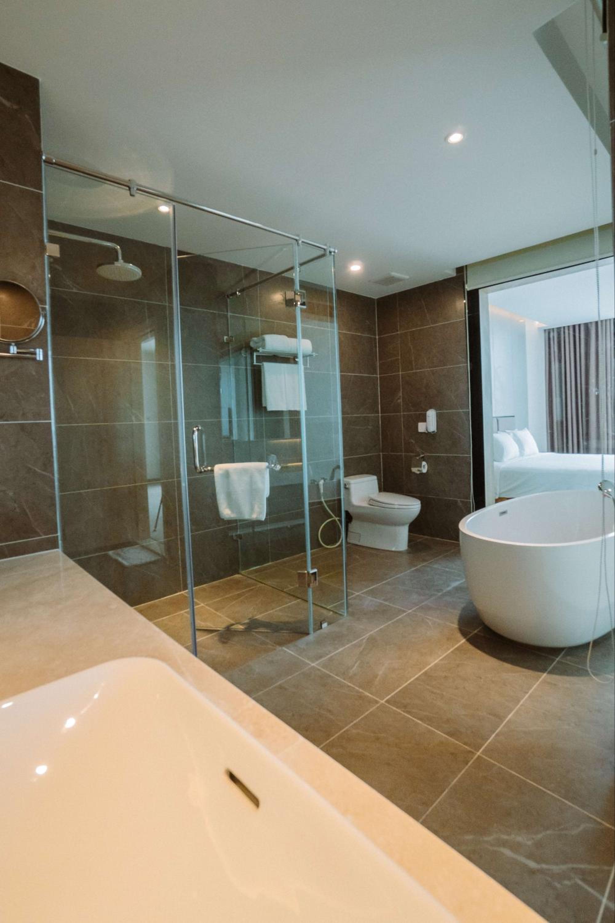 Executive Suite - Photo 8