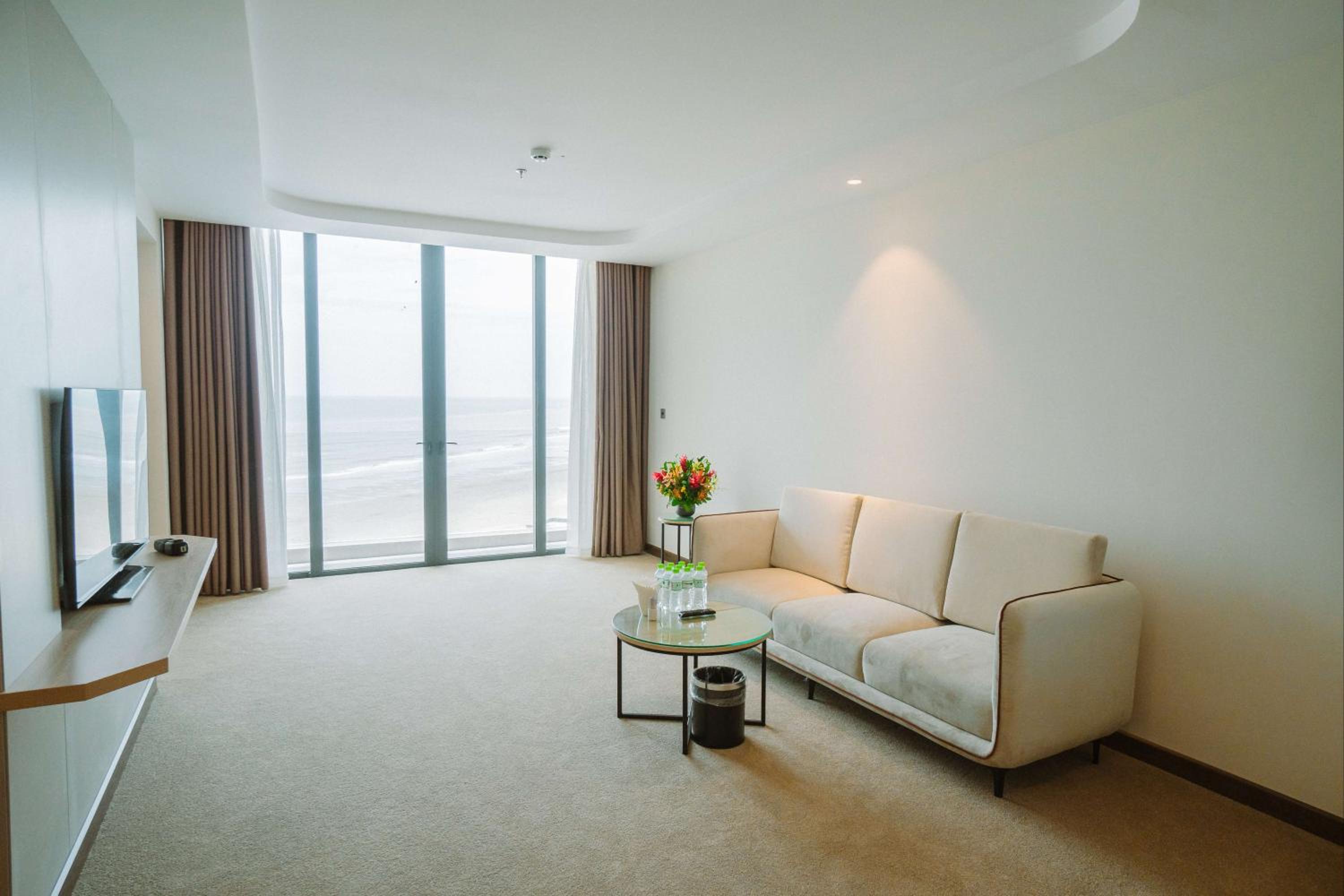 Executive Suite - Photo 6