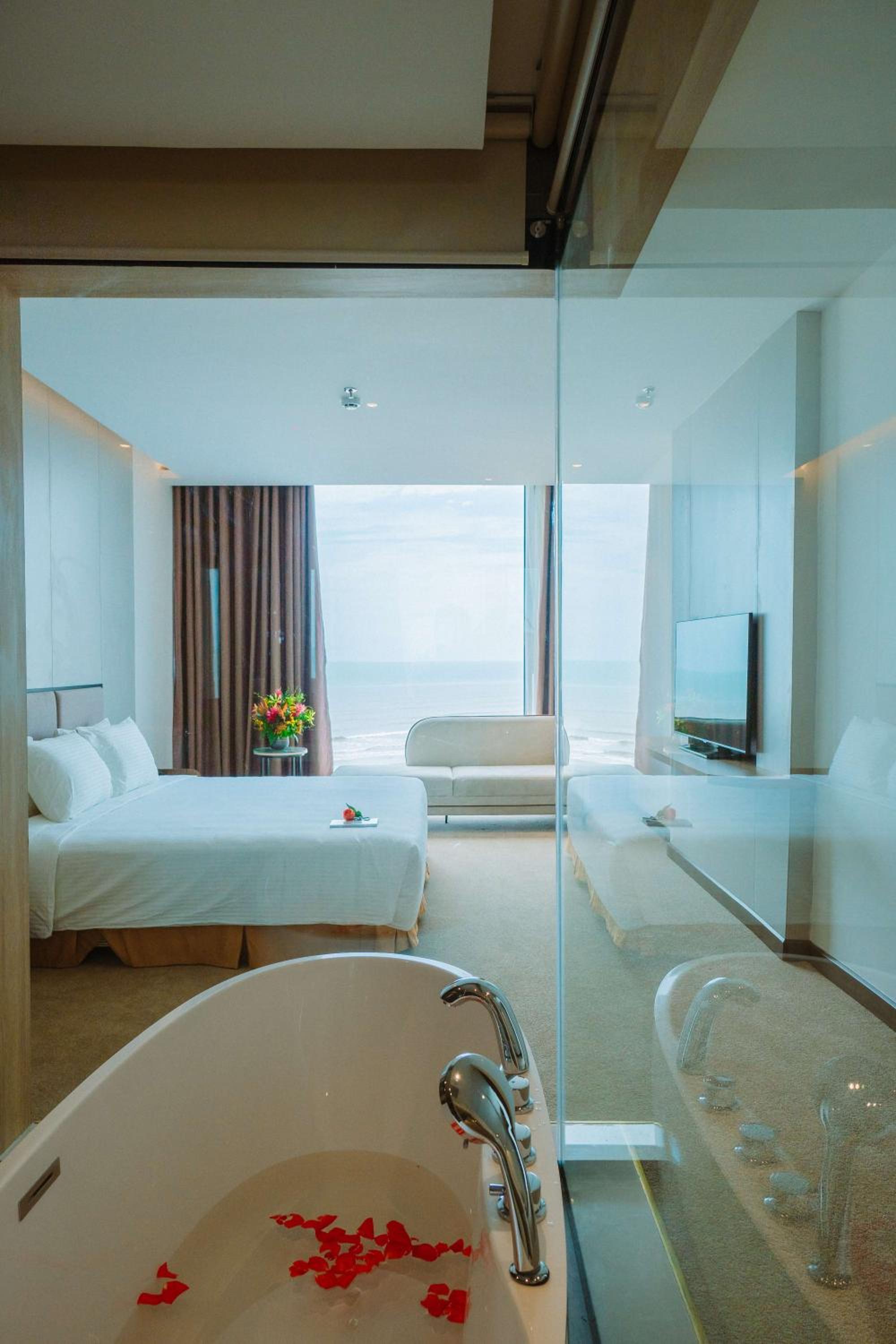 Executive Suite - Photo 5
