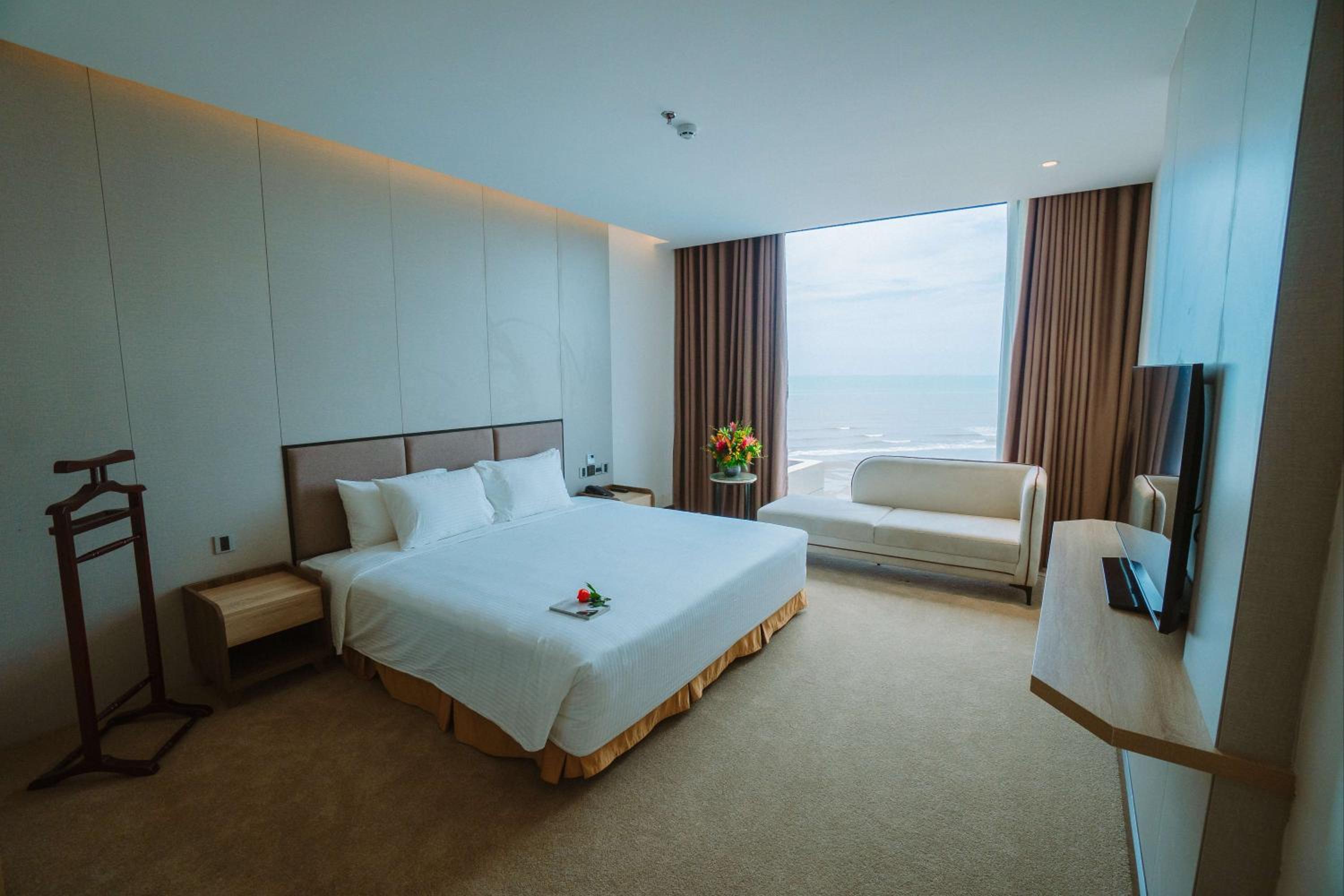 Executive Suite - Photo 4