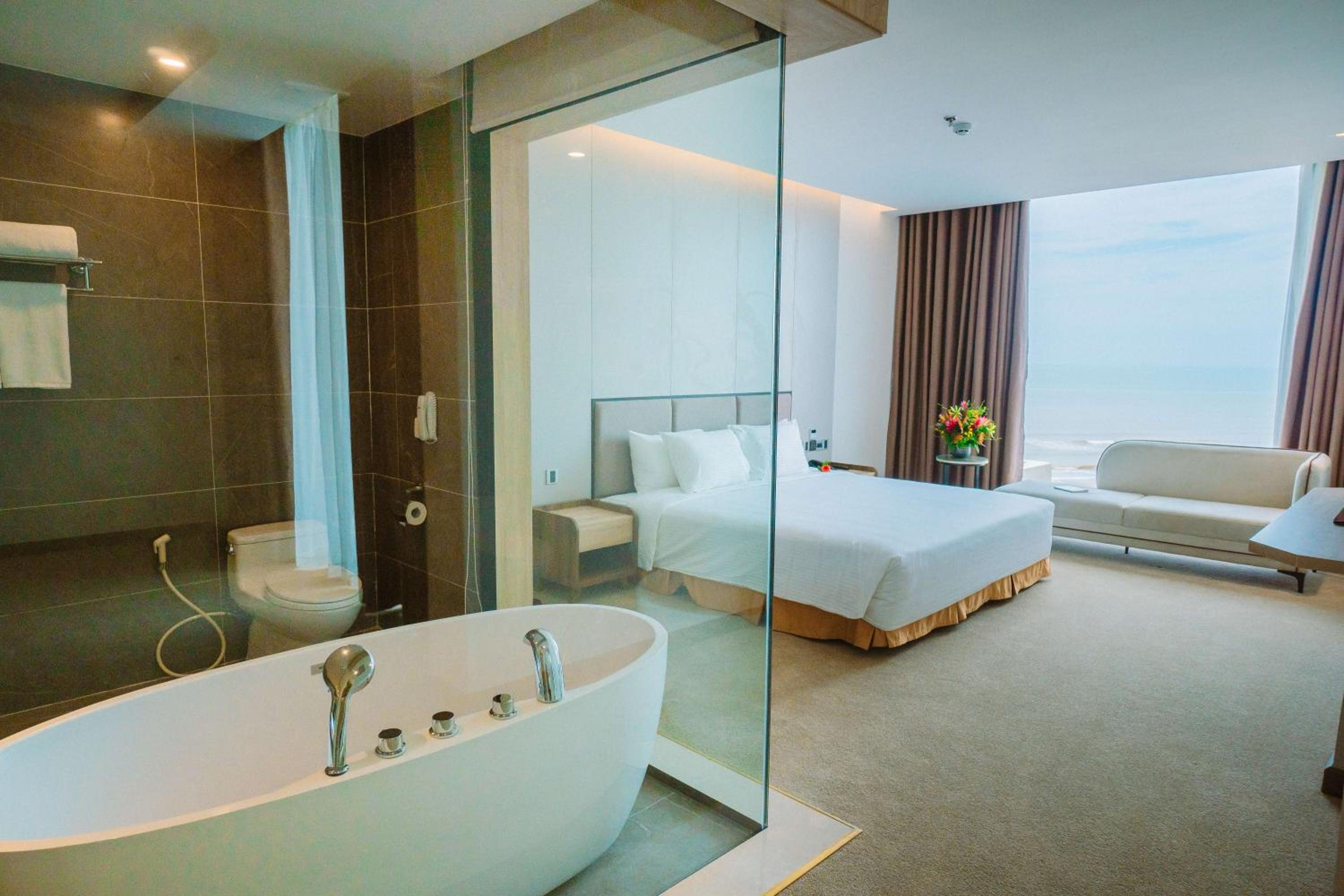 Executive Suite - Photo 2