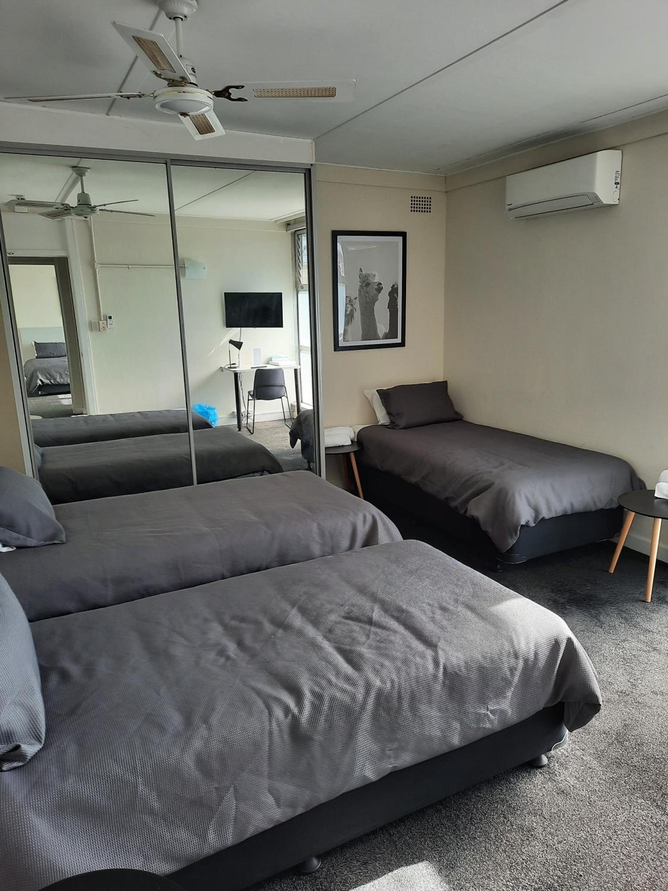 King Room – Private Bathroom photo 3