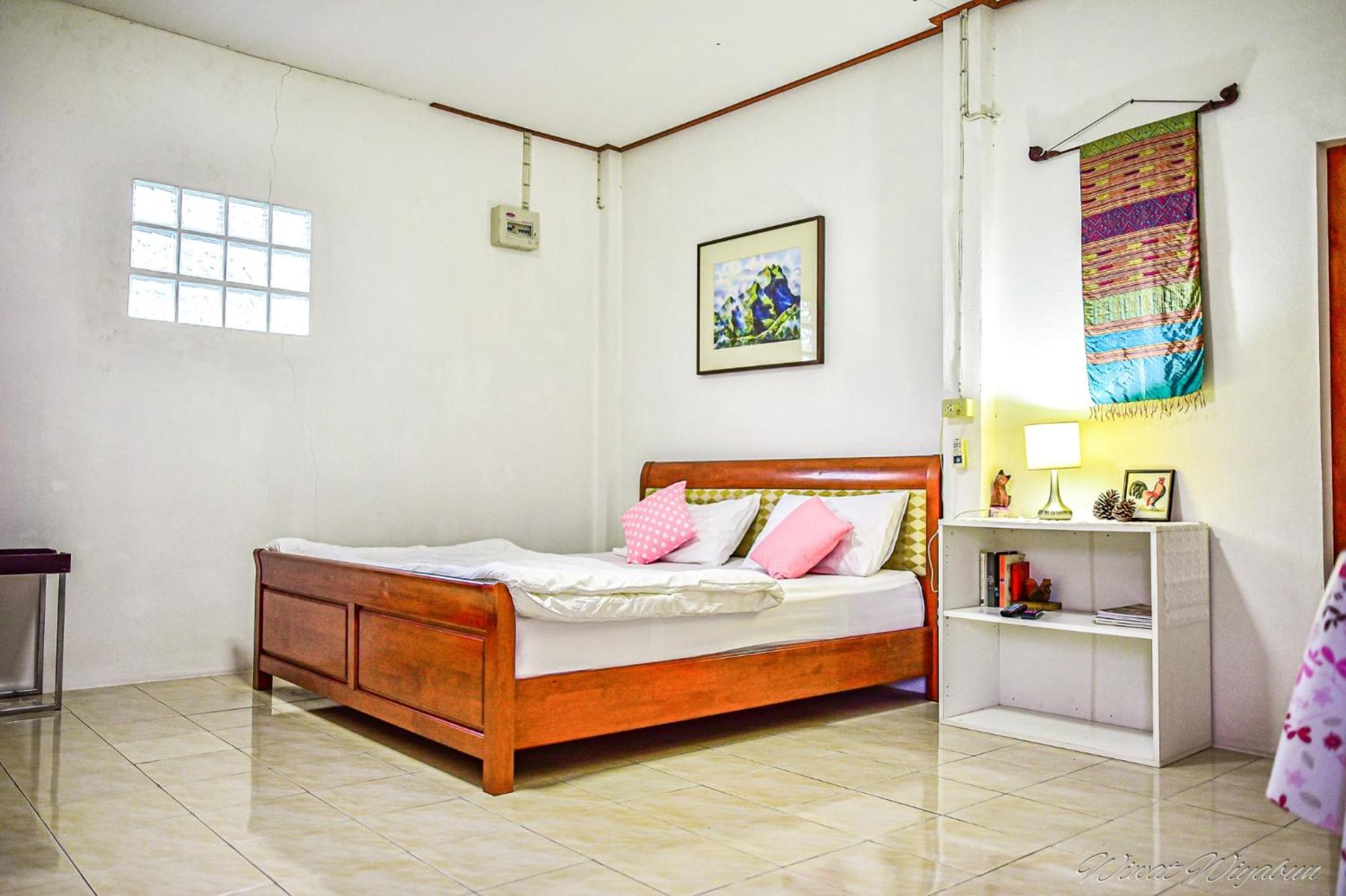 One-Bedroom House - Photo 8