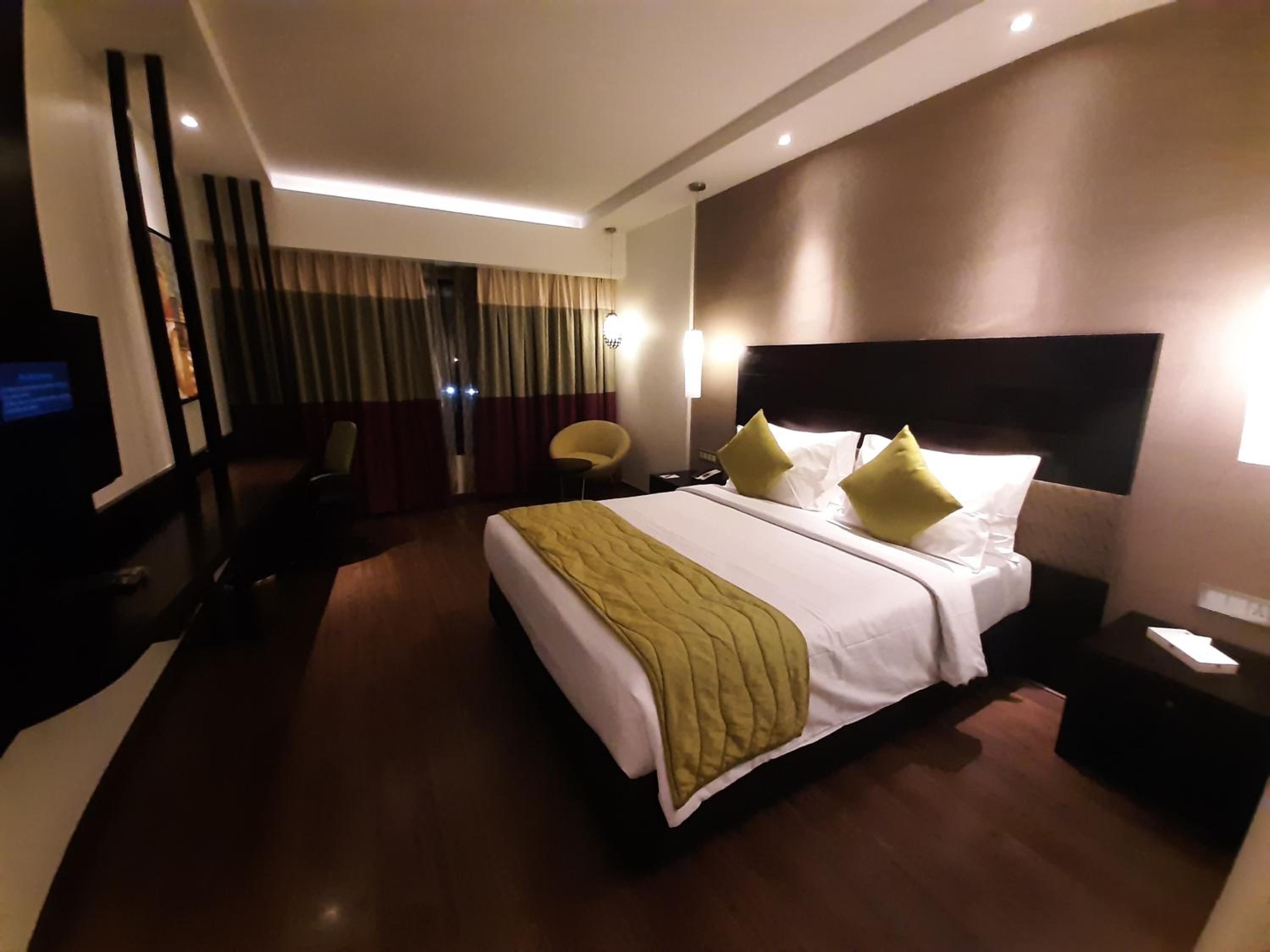 Deluxe Double or Twin Room with 10% discount on In room dining.