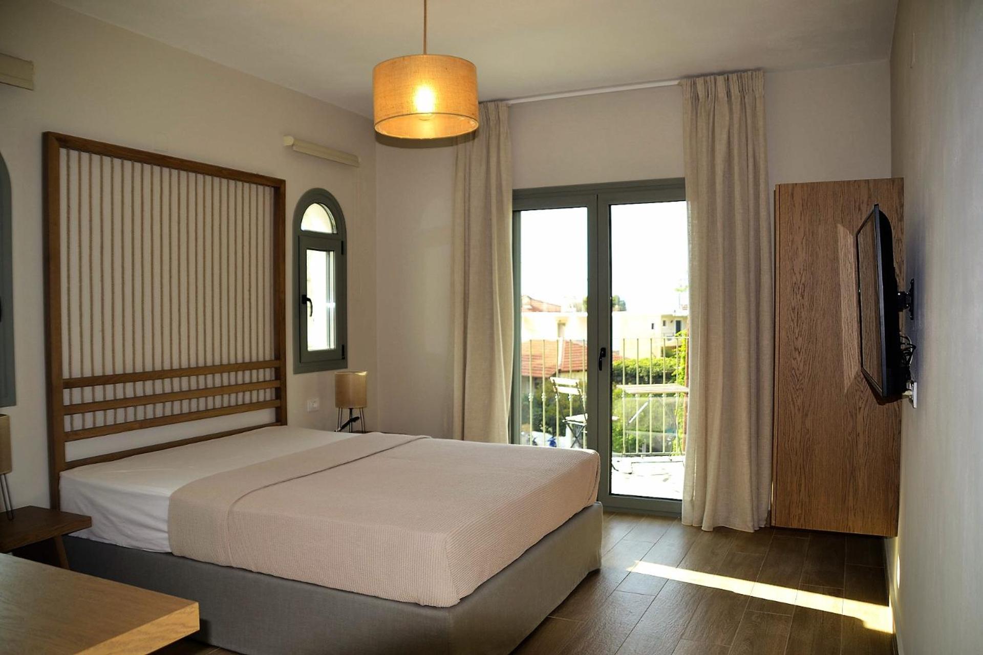Deluxe Double Room with Balcony - Photo 9