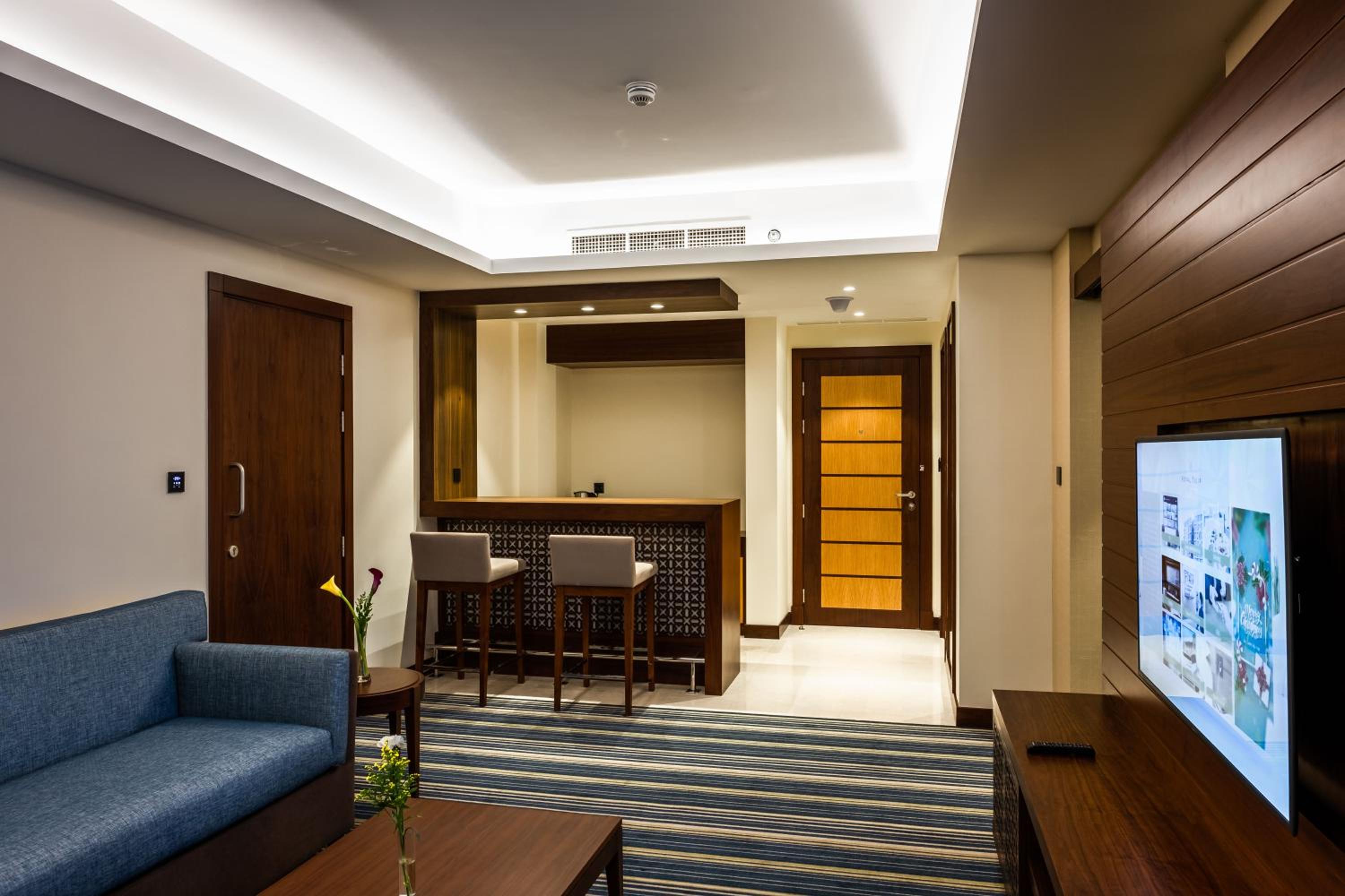 Deluxe Suite - 20% Discount on F&B Dining in restaurants, 30% on spa, and 30% on laundry services + Late check out and Early check in (subject to hotel availability) - Photo 1