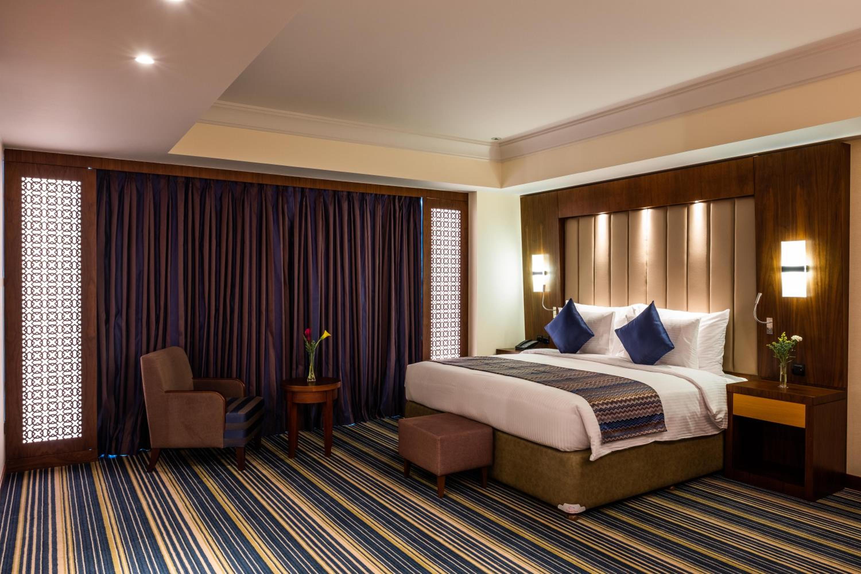 Deluxe King Room- 20% Discount on F&B Dining in restaurants, 30% on spa, and 30% on laundry services + Late check out and Early check in (subject to hotel availability) - Photo 4