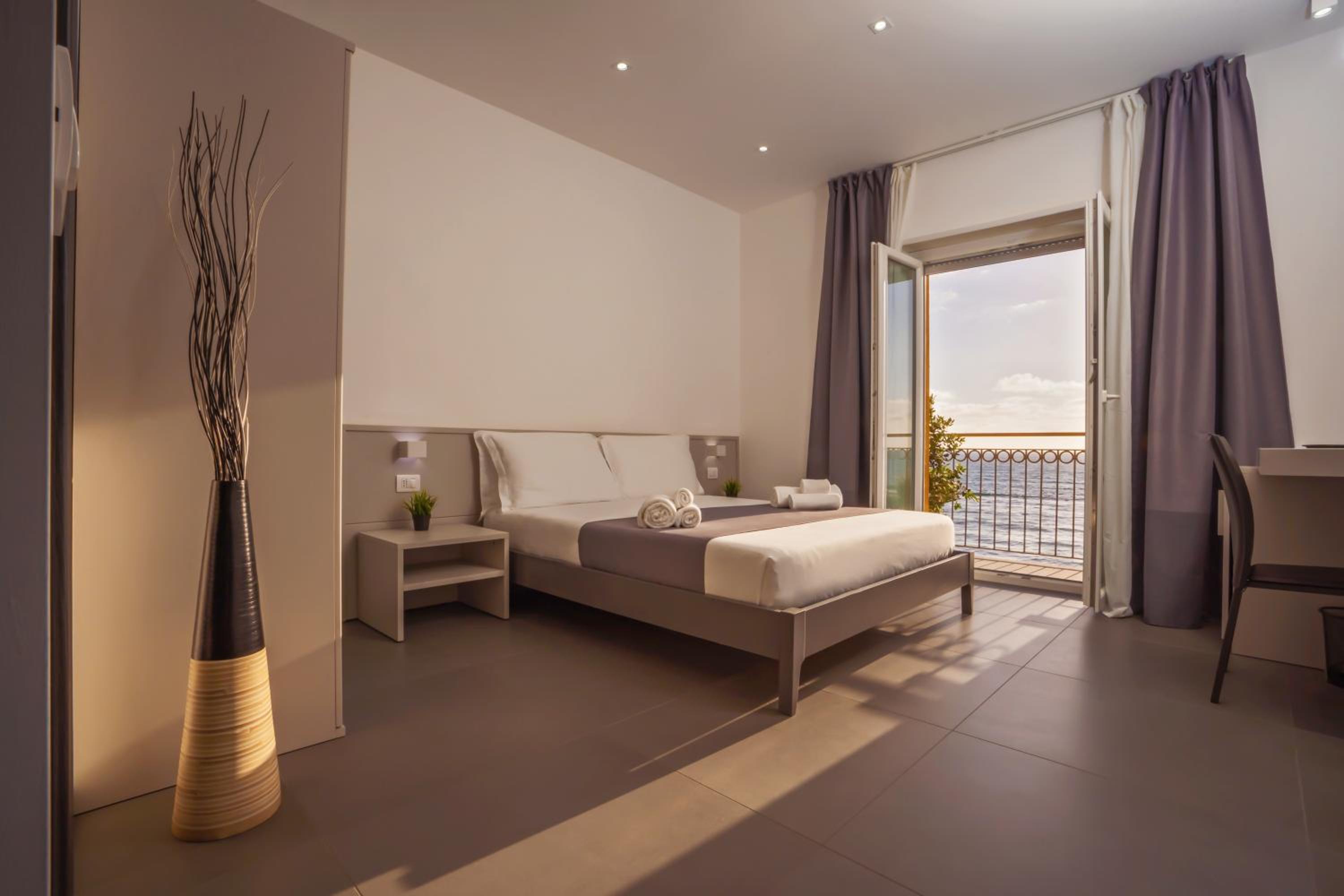 Deluxe Double Room with Balcony and Sea View