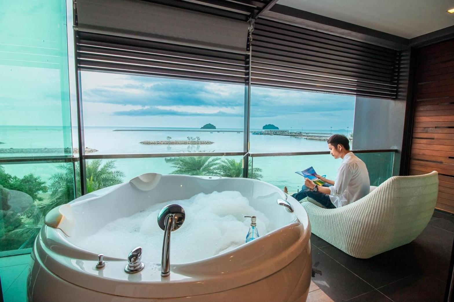Deluxe Double Room with Sea View - Photo 3