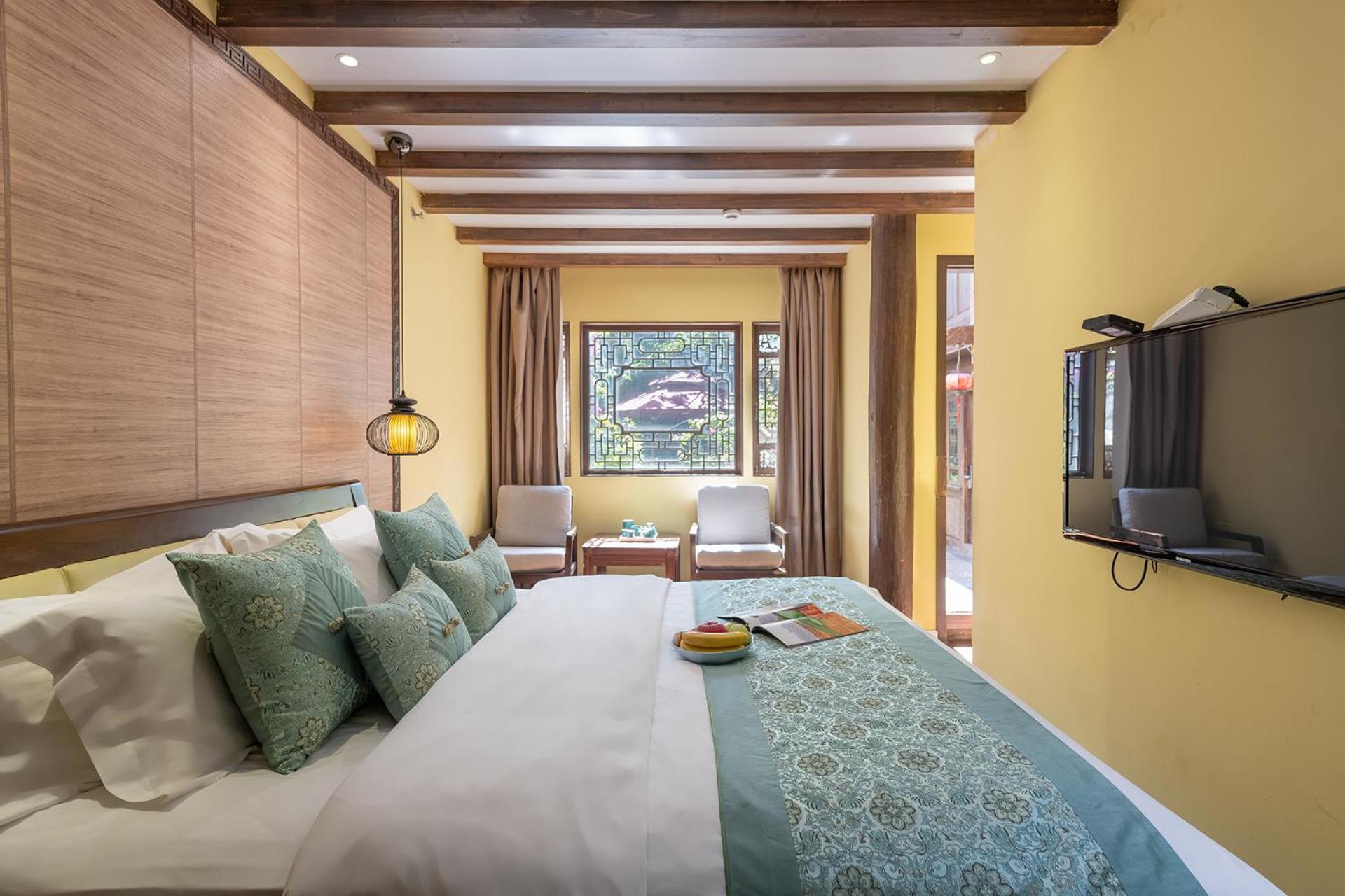 Deluxe Queen Room