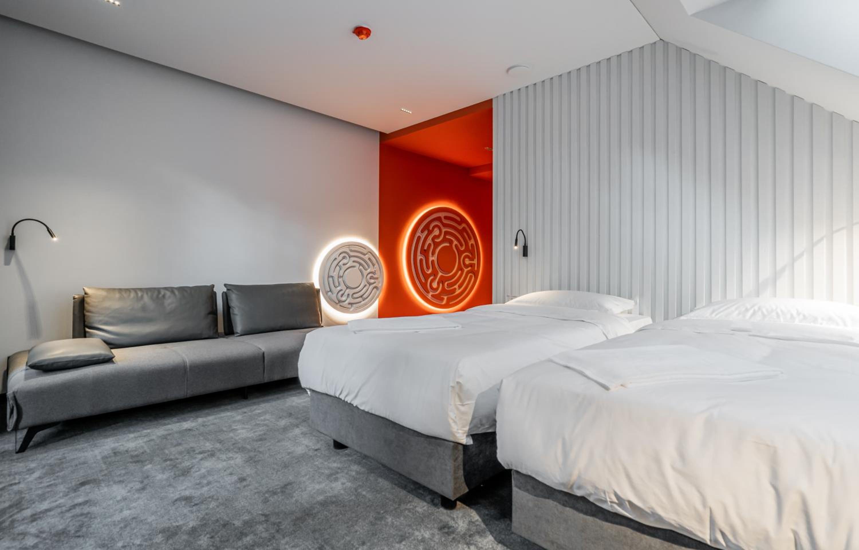 Twin Room with Balcony - Photo 2