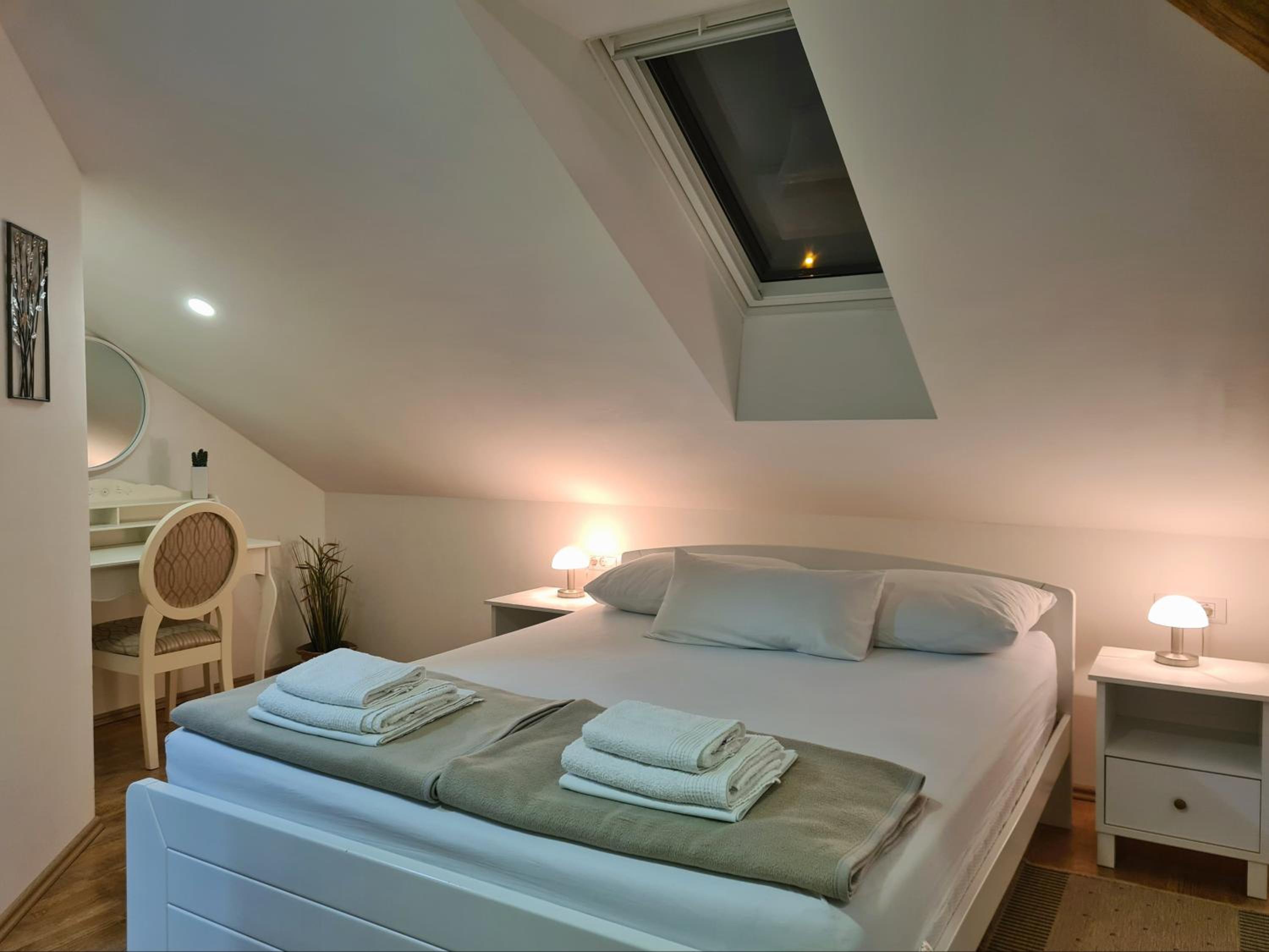 Double Room with Private Bathroom - Photo 21