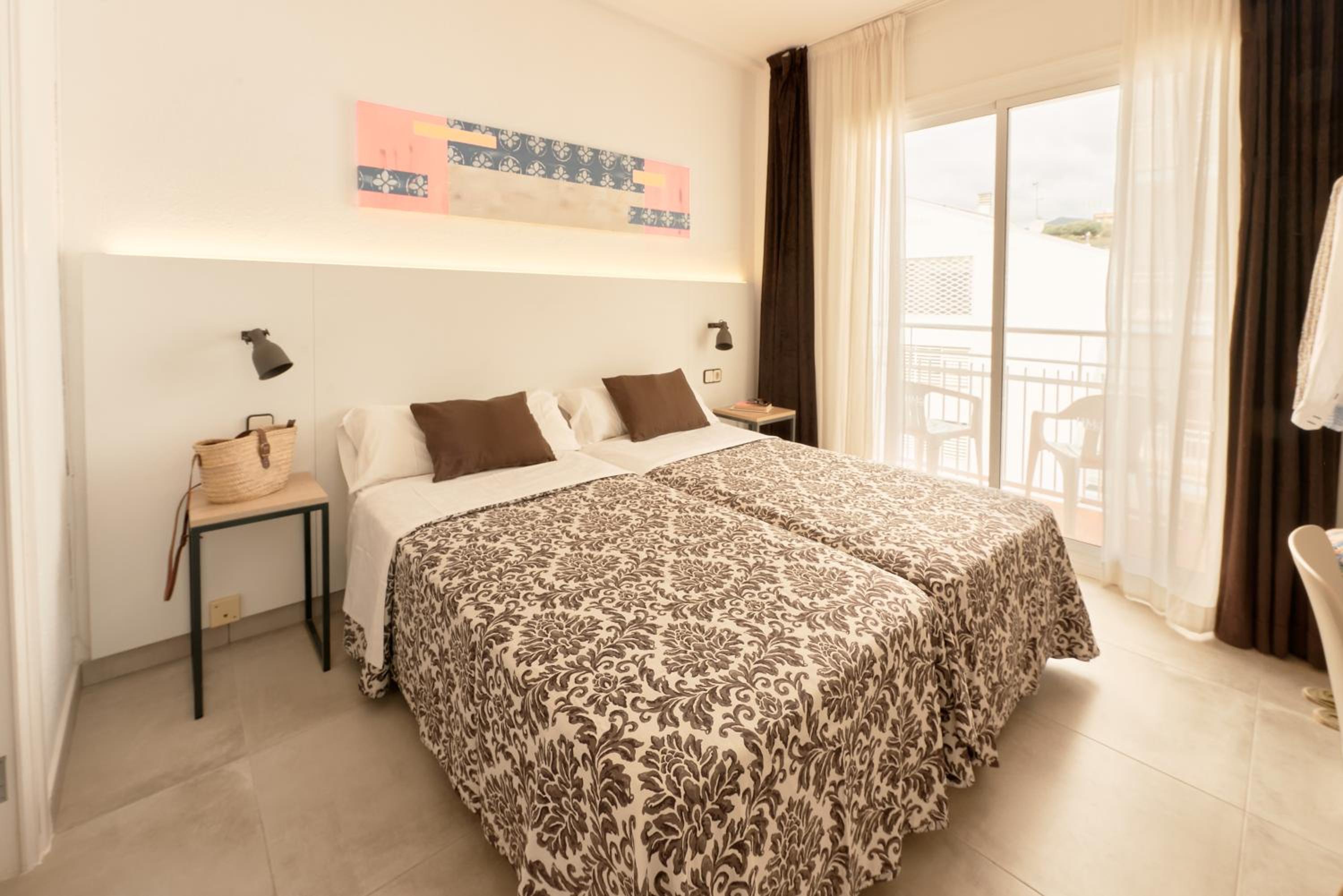 Double or Twin Room with Pool View - Photo 3